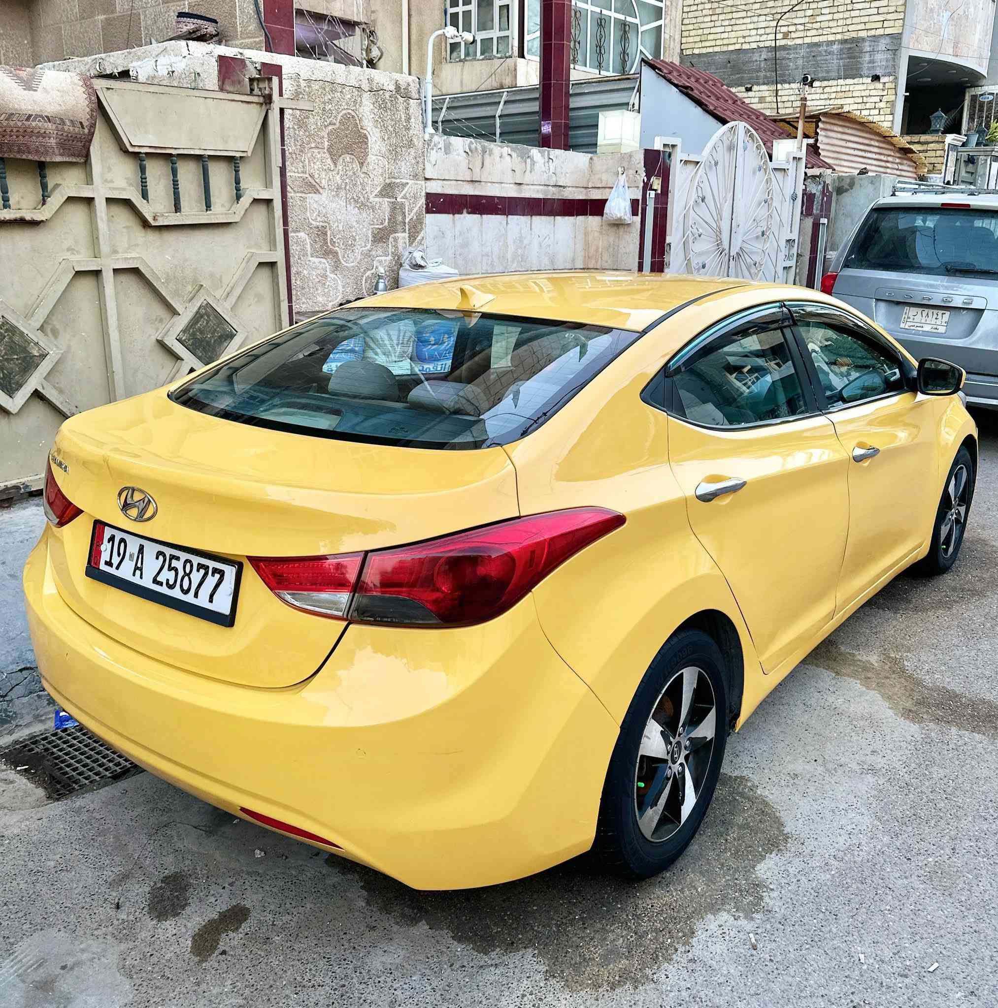 السلام عليكم
النترا 2013 كندي 
كير اوتوماتك
مكينة 1800 دوش
حادث بنيد تصليح بسيط بالفخذة 
سيارة جاهزة مبيها نقص تبريد شغال صدرها حلو
رقم كربلاء  دولي باسمي مصفره هيئة وغرامات 
مكان السيارة بغداد الحرية 
السعر 93 بيها مجال جداً بسيط 
للاستفسار 
***********
