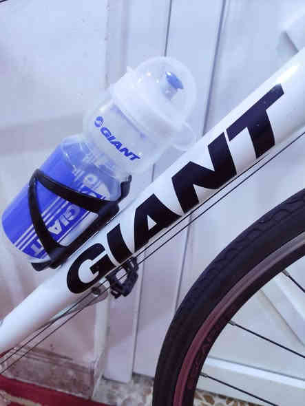 السلام عليكم 

دراجه ماركة #GIANT_ESCAPE  جيانت اسكيپ العالميه ماركه 

غنيه عن التعريف صنع اصلي اورجنال MADE IN JAPAN🇯🇵

لون مميز أبيض ثلجي مطعم باسود ميتاليك 

حجم 28 (C700) فوول ألمنيوم خفيف جدآ فول انسيابي وسرعة

لشه مضلع موديل حديث ...سستم شيمانو كامل سيت شيمانو 

آلتوس #SHIMANO_ALTUS ...بدالات السرعه 8X3 سحب دفع

#شاشه_حديث ....بريكات V_BRAKE بالمكان حتى الفحمات 

مختوم تيكترو TEKTRO ...وياله زووم طبقتين مختوم GIANT

مصصمة لتحمل الاوزان الثقيلة والطسات #DOUBLE_WALL

تايرات كتان اصليه  مختومه #KENDA ...سرج طبي اصلي 

ستيرن نفخ حديث ستانس...كامبليونات سلايت وياله وسرج 

وبالحقيقه احلى من الصور بهواي بلأخص اللون 🔴

🔴الدراجة قطعه مال حاوية غير مستخدمه داخل العراق
     مامبدل بيها برغي على وضع الشركه بلاد ..ختم واحد
     ليبل واحد حتى المطارة مختومة #GIANT
      بدون اي نقص كامله وجاهزه 100٪ 

المكان موصل الجانب الايسر....السعر 210 الف (ثابت_نهايتة)

يوجد توصيل بغداد وجميع المحافضات العراقية 

رقمي ***********
