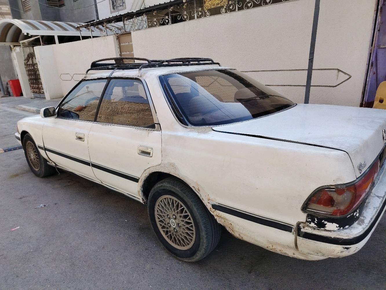 سيارة للبيع، لونها أبيض كما موضح في الصور. السيارة بحالة جيدة للاستخدام اليومي. المقصورة الداخلية نظيفة ومجهزة بمقاعد مريحة. المحرك يبدو قويًا ويعمل بكفاءة. يوجد بعض الخدوش الخارجية لكن لا تؤثر على الأداء العام للسيارة.