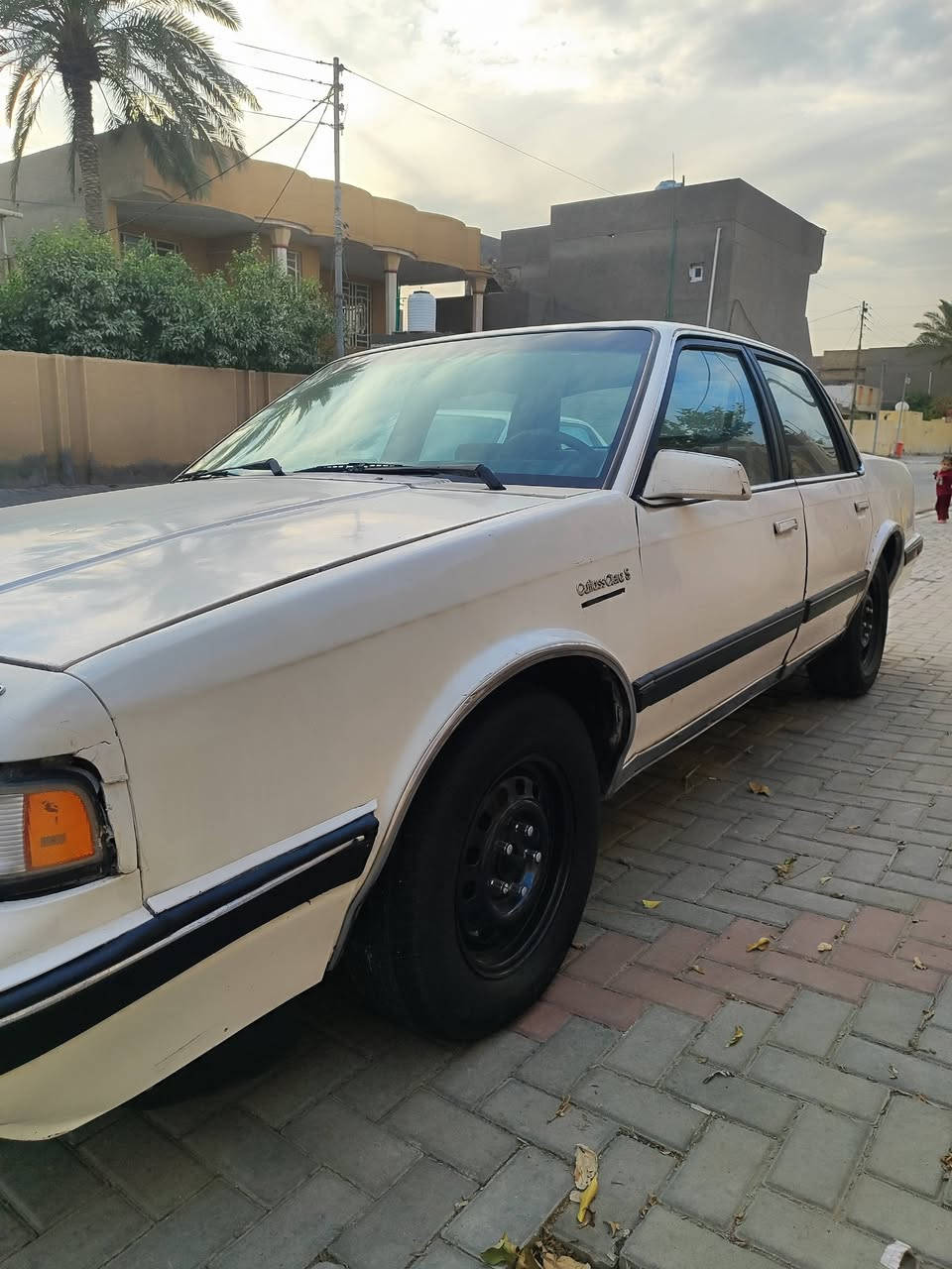 السلام عليكم اولدز موديل 90 للبيع او المراوس مكينه بيه لاستيك ولف دخن شويه وتكطع  كهربائيات كله شغاله صدرها جديد كير مكفول التبريد نقص كمبريسر السياره شوفت العين السياره بلاديه صبغ فقط جنطه بدون ضرر السعر 35
***********
