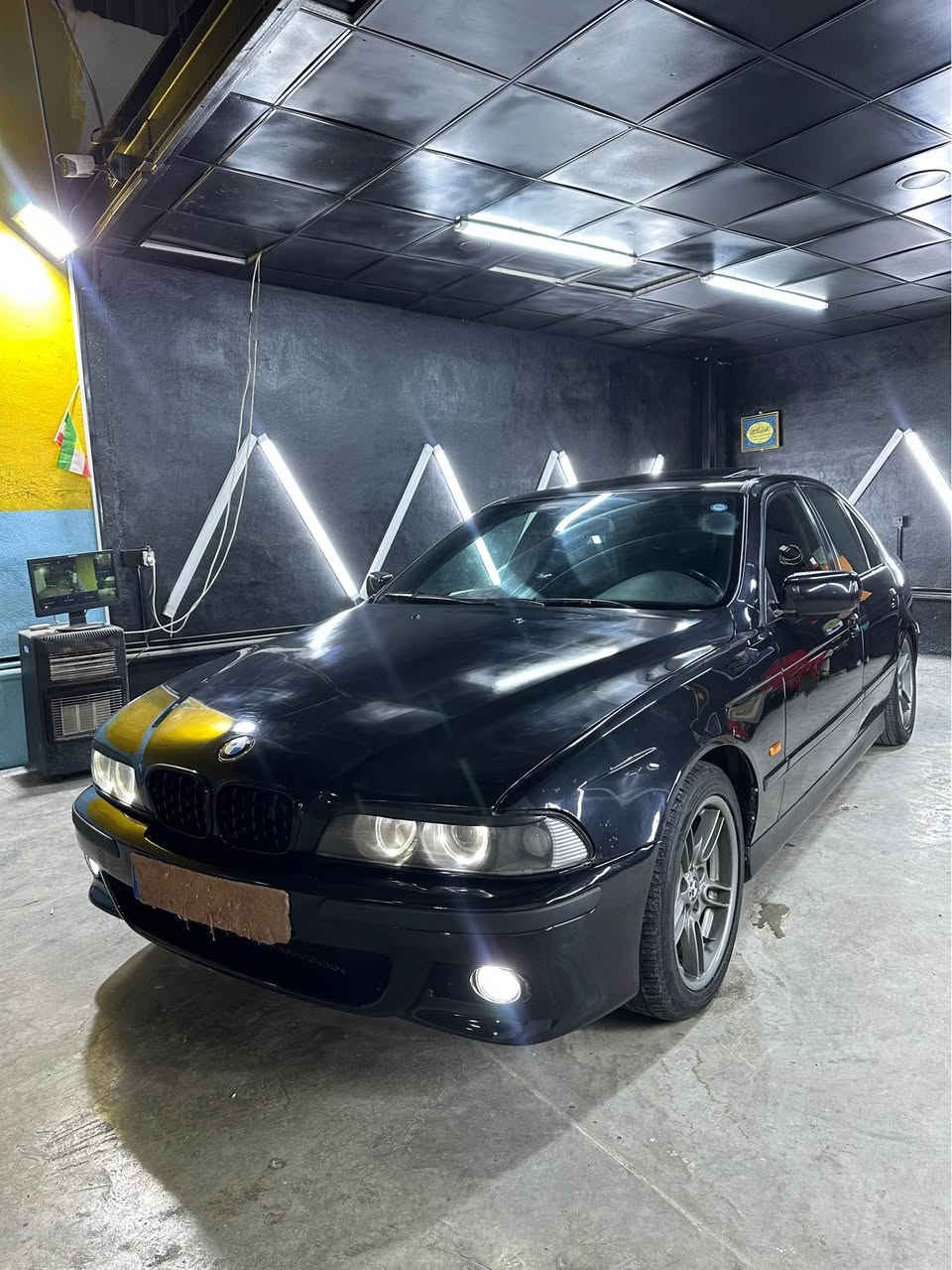 BMW 530 
مۆدێل : 2000
مەنەفێست ئەسڵی باشماغە پاکانە بەشەرت پاکانە هەولێرە بەشەرتی بەناوکردن
سبوغ سەقف و حیزامە ناو غوڕفەی جوانە سەیارەکی خاوێنە بە بێ تەقەو ڕەقە
دەحامی پێش و پشتی ئێمە سەقف سلایتە 
مەکینە 530 یە 
نرخی 78 وەڕەقەو مەحامەلەکی کەمی تێدایە 
بۆ پەیوەندی کردن / *********** سوران, أربيل
