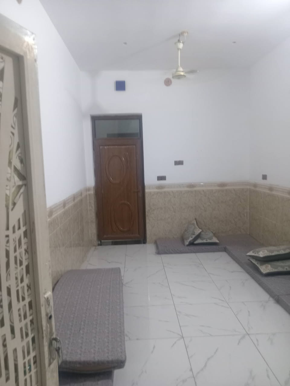 مشتمل طابق واحد للبيع مساحة ١٢٥ م شارع ١٠ م الموقع حي الشهداء ب ٢١ بناء طابوك الأرضية سيراميك
السعر ٦٨ وقابل للتفاوض
للاستفسار الاتصال على الأرقام التالية
***********
***********
