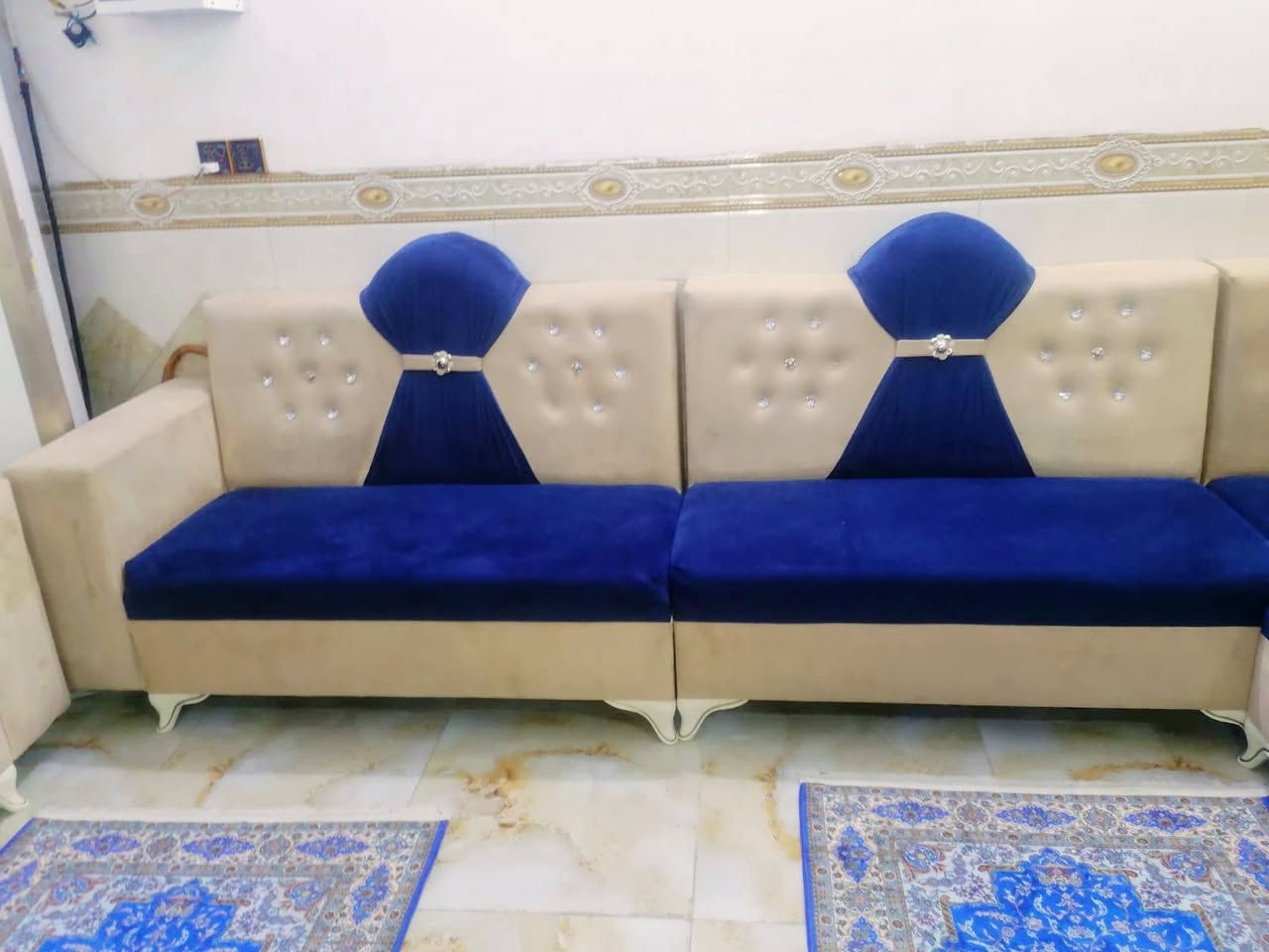 تخم للبيع 
21 مقعد مع 6 تكيات و 4 طبلات 
للتواصل ***********

