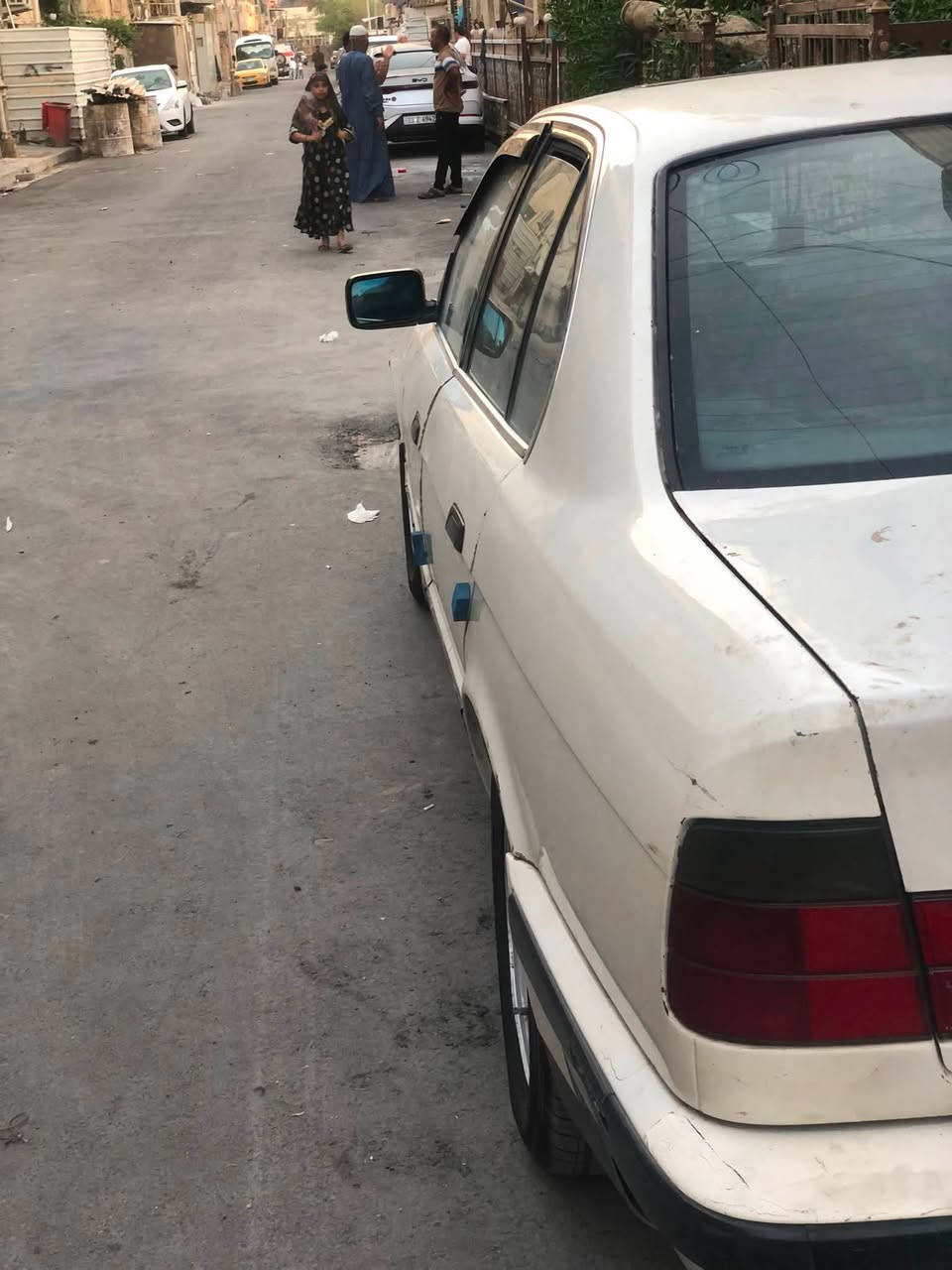 السلام عليكم عندي سياره للبيع بي أم موديل ١٩٩١ السياره ب اسمي٥٣٥ كير عادي تبريد شغال حداديه نص  تخم تاير جديد  الرقم انكليزي السعر ٣٢ وبيها مجال بسيط للشراي عنواني مدينه الصدر قطاع ٧ وهذا رقمي *********** اخوكم ماهر الدليمي
