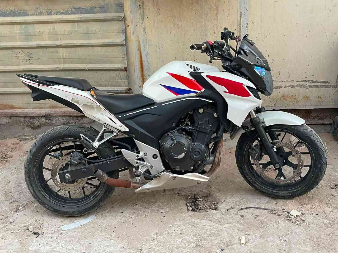 دراجة hondaCB500F من النوادر بل عراق
دراجه موديل 2016

مكينا مكفوله لا مفتوحه لا تنضح لا تنقص لا تبخر 
نقصها صالنصة 

دراجه وياها اوراق ٢ ستنساخ مالتها الاصولية 
داخله من شمال 
مكفوله من سرقه والانتر بول 
السعر ١٥ ورقه بيها مجال بسيط مستعجل ع بيعتها 
مكاني بغداد جكوك 
رقمي ***********
