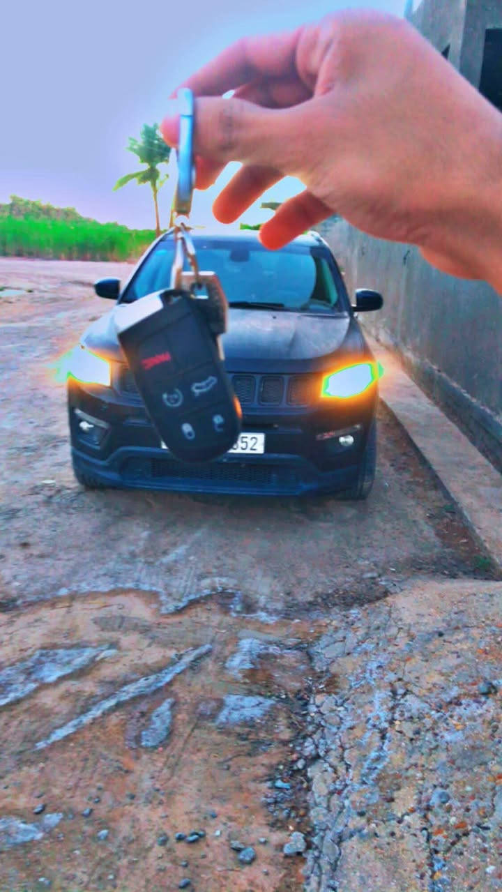 🚗 للبيع جيب كمباس 2018 (نص فول - نظافة وكالة) 🚗
⚠️ الرجاء قراءة تفاصيل المنشور كاملةً قبل الاتصال ⚠️
سيارة تبرُّ بالعين، استخدام محافظ ومواصفات كاملة، جاهزة للاستخدام ومكفولة من الأساسيات:
• المحرك والـكـيـر: خير من الله، شرط الفحص في أي مكان يعجبك.
• المواصفات:
 بصمة: تشغيل وبصمة أبواب (دخول ذكي).
 شاشة: كبيرة تدعم Apple CarPlay ونظام متطور.
 كاميرات ورادارات: نظام متكامل للسلامة والرؤية.
 أمان: إشارات بالمري (جانبية).
 تبريد: نظام تبريد منفصل (قطعتين) ثلج.
 المقاعد: جلد طبيعي بحالة المصنع.
 التحكم: تحكم ستيرن كامل (تثبيت سرعة، صوت، واتصالات).
 الإطارات: تم تبديل تاير جديد بالكامل (نقشة ممتازة).
📋 تفاصيل البودي:
• الشاصي والتكم والقمارة: مكفولات 100%، بدون أي حادث أو دخول.
• الصبغ: قطعتين صبغ خارجي فقط (بدون معجون)، مع ضربة صغيرة بالجاملغ الخلفي (موضحة بالصور).
💰 السعر والاتصال:
• السعر: 120 ورقة (12,000 دولار) وبيه مجال بسيط للشراي الطيب.
• رقم الهاتف: *********** 📞

