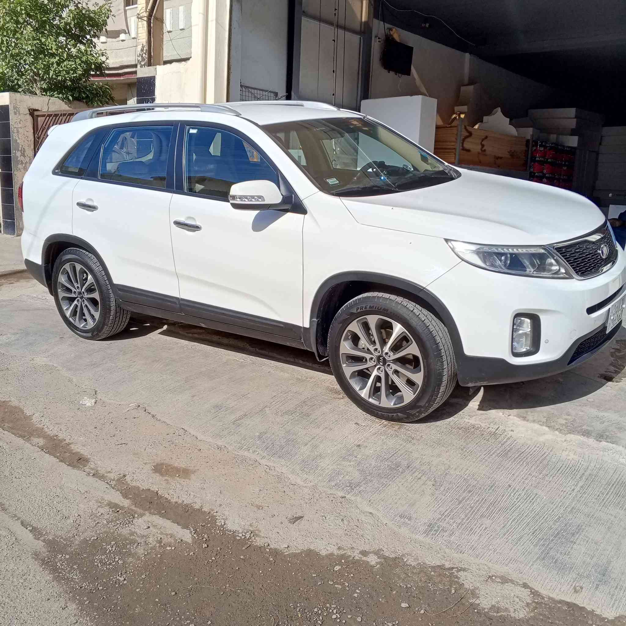 السلام عليكم للبيع سورنتو  موديل 13شكل 14 مكفوله 7راكب ويل 19 السياره ماشيه 93 تبريد شغال صدر جديد امامي خلفي تخم تاير جديد مكينه 2400 رقم انكليزي شرط التحويل لا صبغ ولا ضربه كلين رقم صلاح الدين *********** / ***********
