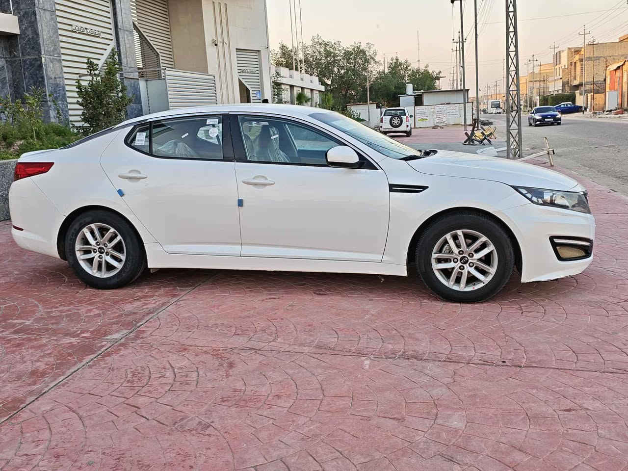 السلام عليكم ورحمة الله وبركاته
كيا اوبتيما موديل 13 خليجي 
رقم بصره مشروع وطني 
تحويل ثاني يوم 
السياره مكفوله كفاله عامه من الضربة والصبغ 
جاهزه السيارة كلش 
محرك 2000 دوش مامفتوح شرط 

مواصفات السيارة 

( ، تحكم استيرن ، ويل كب 5  ، تبريد ) .
السياره جاهزه من كلشي 
محرك /كير / حداديه / كهربائيات / تخم تاير جديد

مكان السيارة ناصريه مركز 

رقم الهاتف: 
***********
