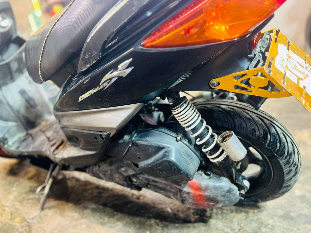 السلام عليكم سكنز فحل نوزل خطين دراجه بيها بوشه و كور رياضي و دراجه كل كامله كهربائيات كلها شغال بيها صالنصه بوري عدل دراجه للبيع او مراوس بشي مرتب رقمي ***********
