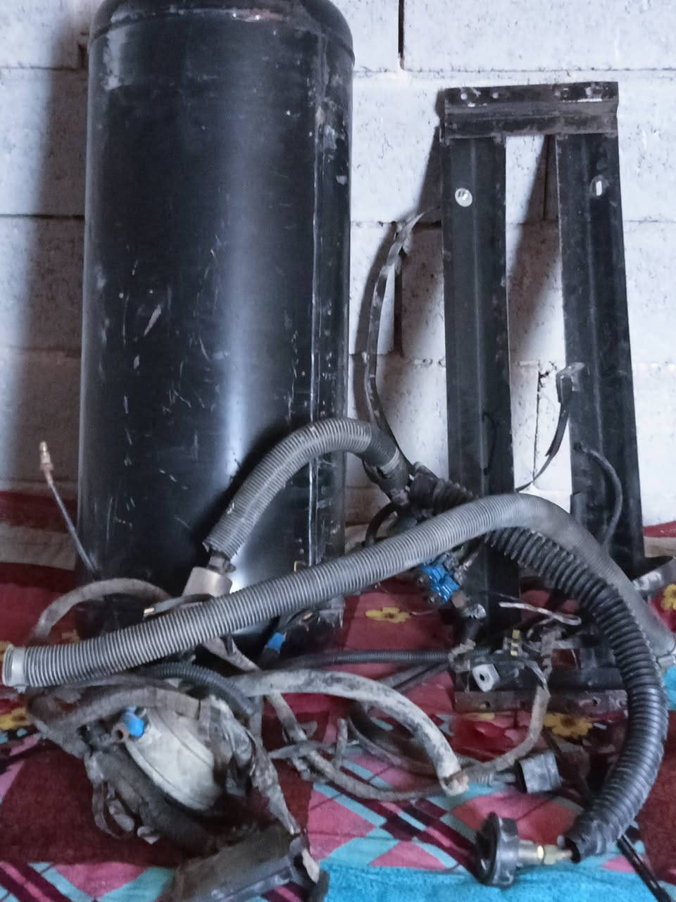 منظومه الغاز مال سياره موجوده بواسط نعمانيه وجديده ونضيفه لخير دراجه ما مستعمله هواي رقم ***********
