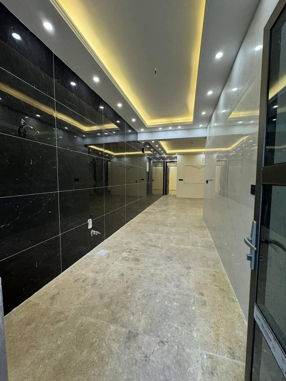 🔹
✅ حصراً لدى شركتنا ✅

🏡 منزل للبيع 🏡
📍 الموقع: بغداد - السيدية - مربع الضباط (كامل الساجت)
📏 المساحة: 120م
📐 الواجهة: 6م
🛣 شارع بعرض 12م

🏗 تفاصيل البناء:
3 طوابق:

🔸 الطابق الأرضي:
غرفة نوم + مطبخ + خدمات + حولي + صالة + منور

🔸 الطابق الأول:
غرفتين نوم + خدمات

🔸 الطابق الثاني:
غرفة نوم + خدمات + سطح

✨ مواصفات البناء:
✅ واجهة مرمر
✅ أرضية مرمر
✅ شبابيك ومحجر ألمنيوم درجة أولى
✅ جدران سيراميك ألواح
✅ أبواب تركية داخلية درجة أولى
✅ ديكورات ونقوش عصرية راقية

🏡 المنزل فارغ حالياً وجاهز للسكن
🟠 التعامل مباشرةً مع صاحب العقار

📞 للاستفسار:

 ***********  •• 

📍 زورونا في شركة النهرين للأسثمارات العقارية-الضباط -مقابل أفران الزيتون 2
