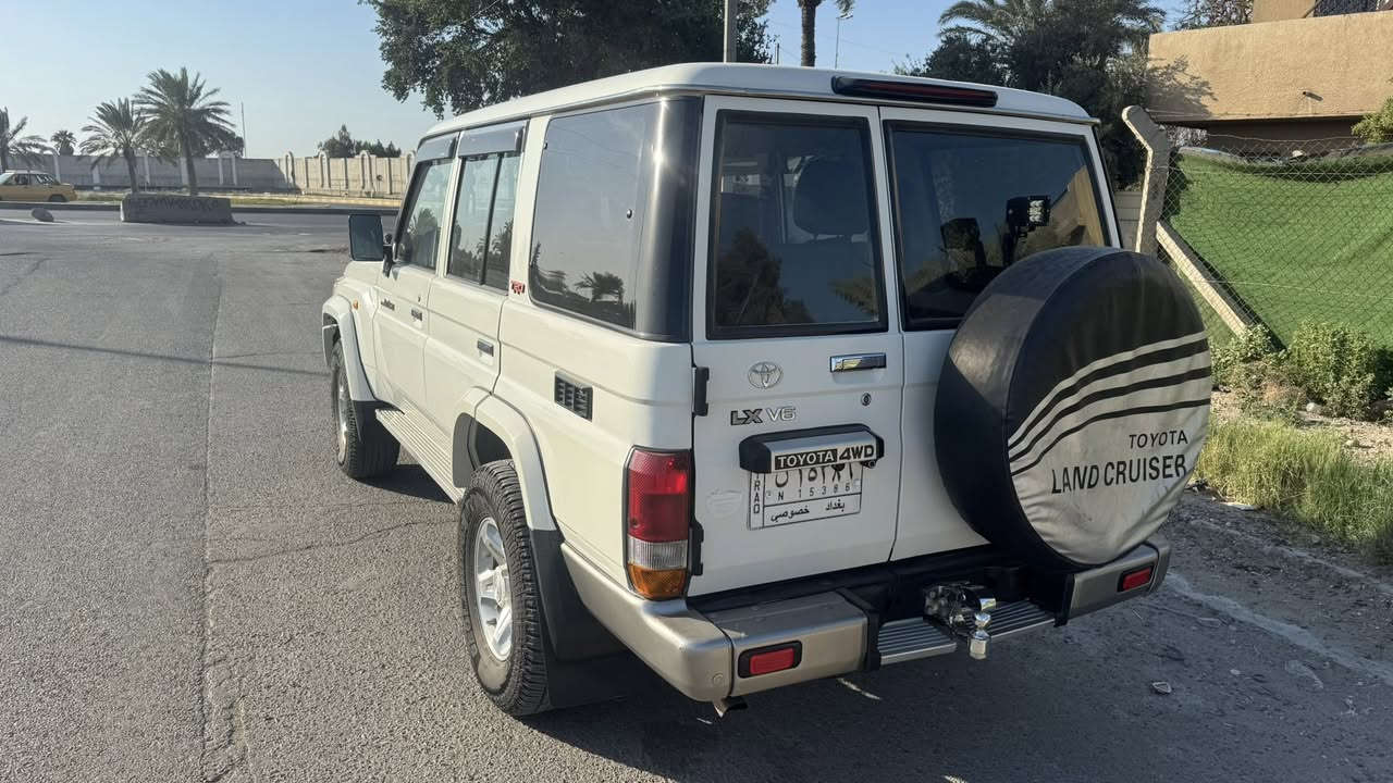 السلام عليكم 
لاندكروزر حوثيه موديل 2014 رقم بغداد 
ماشيه 100 الف سياره نظيفه مثل ماموضح بالصور بيه شويه بارده وصبغ بالجاملغ الخلفي جهه السائق جام كهربائي تخم تاير جديد محرك 4000 بانزين كير محرك بلادي 
مكان السياره بغداد الكرخ 
السعر 25000 الف دولار
يعني  250 ورقه وبيها مجال 

  للاستفسار ***********
