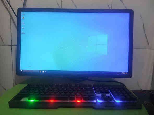 سلام عليكم pc كامل للبيع 
شاشة + ماوس وكيبورد قيمنق 
المواصفات مكتوبة بلصورة
SSD256.  HDD500
رام 8 كرت شاشة GTX1050 TI
معالج Coer i7 جيل ثالث 
يشغل العاب متوسطة سعره 250 وبي مجال مكاني بغداد العبيدي
