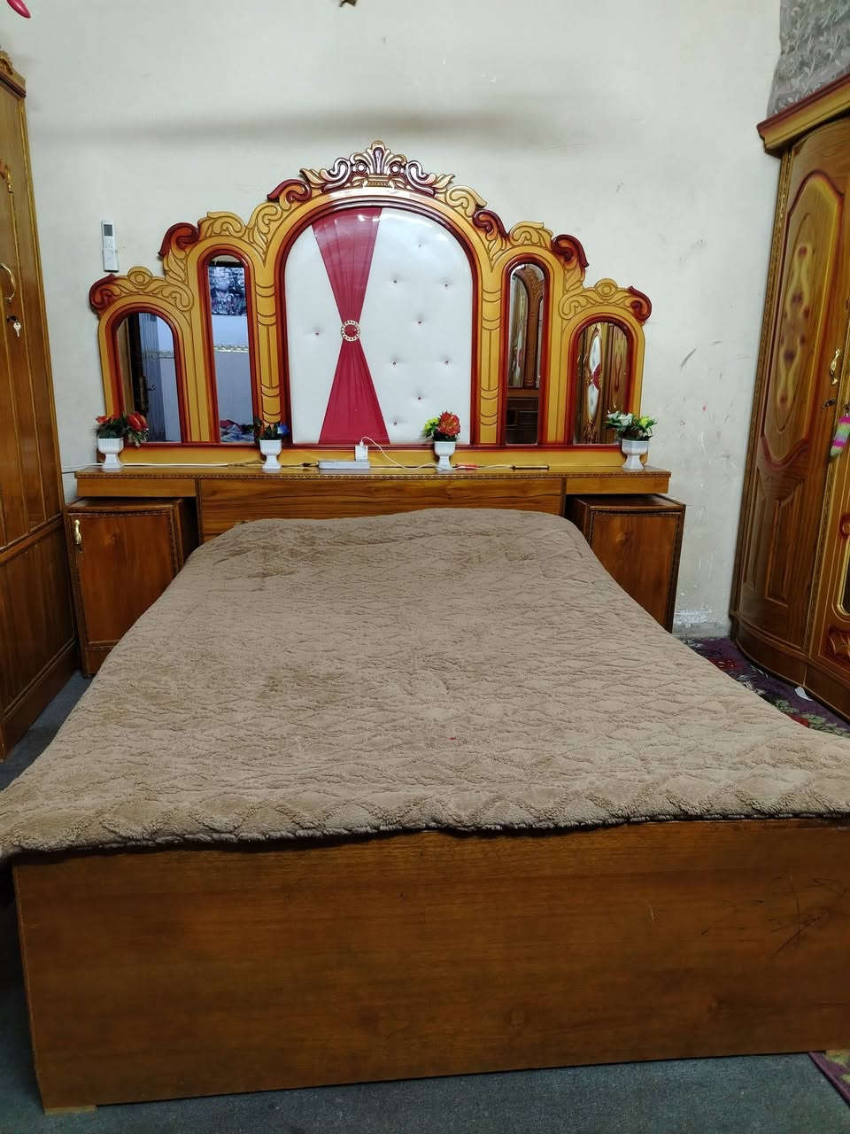 السلام عليكم غرفه نوم ام السته للبيع مكان بغداد المعامل ***********
