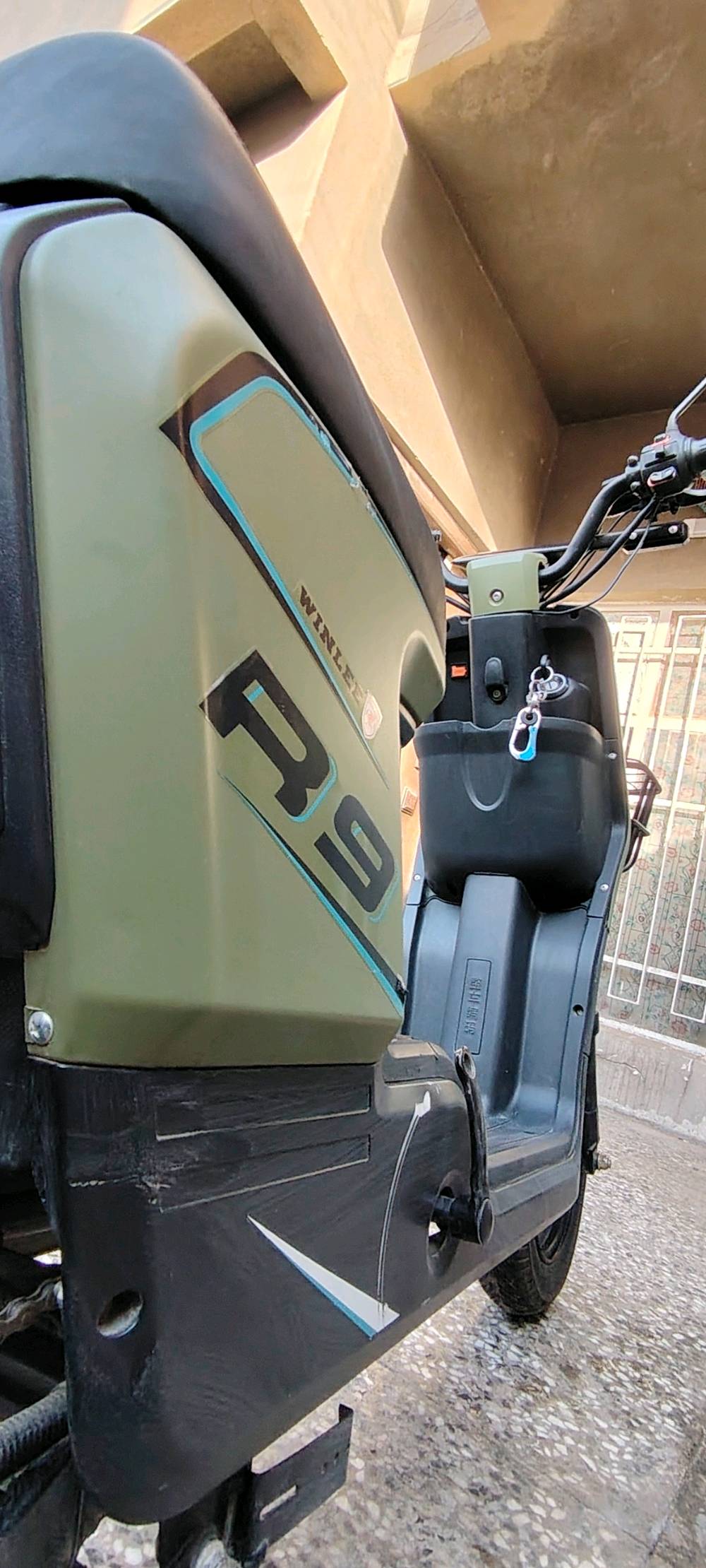 إعلان بيع دراجة R9- بغداد ⚡️
​ دراجة شحن R9 نظافة 90% - استعمال 5 أشهر فقط
​التفاصيل:
للبيع دراجة كهربائية ماركة R9 المعروفة بجودتها وعزمها القوي، الدراجة شبه جديدة ومثالية جداً لمن يبحث عن الاقتصاد والراحة في التنقل.
​مدة الاستخدام: 5 أشهر فقط (استعمال حشمة).
​المسافة المقطوعة: 7500 كم.
​النظافة: 90% (نظيفة جداً وبدون أي عيوب).
​كفاءة البطارية: تقطع مسافة 35 كم بالشحنة الواحدة (أداء حقيقي ومجرب).
​المواصفات الفنية:
​نظام 4 سرعات للتحكم بالعزم والسرعة.
​شاشة ديجيتال LCD دقيقة لعرض مستوى الشحن والسرعة.
​دبلات (مساعدات) أمامية وخلفية بحالة ممتازة لراحة تامة في المطبات.
​نظام إضاءة LED كامل وهورن قوي.
​📍 الموقع: بغداد - الكمالية
💰 السعر: 400 ألف دينار عراقي (قفل)