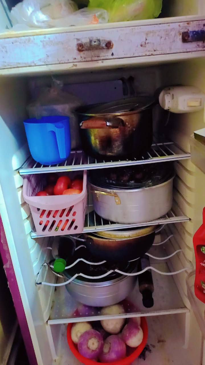 السلام عليكم ثلاجه للبيع تجميد قدامكم بالصوره عرضها 150 مكاني بغداد الانتصار قرب مستشفى حماد شهاب 
هاتف *********** واساب
