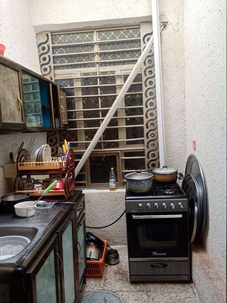 دار للبيع في السريدات الجديده مربع الثالث خدمات كامله بدون تبليط البيت عالي عن الشارع بناء درجه اولى 
مساحته 100متر واجه 6امتار ونزال 19 
طابق واحد استقبال غرفة نوم حولي ومطبخ مدخلين حمام خارجي وداخلي 
سعر البيت 75 وبي مجال استفسار على الرقم ‏‪
‏‪***********‬‏
