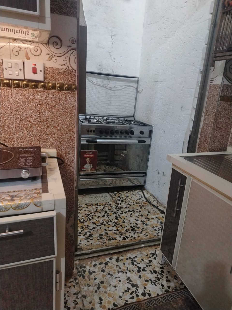 السلام عليكم
دار للبيع المساحه 100 
البيت طابق واحد 
بدون بيتونه وا ستاره 
يحتوي على استقبال غرفة  نوم وحده 
صاله و مطبخ وملحلقاته 
صيحات خارجية وحمام داخلي 
ومنورين 
العنوان شارع 20شارع ام البنين رئاسه العبيدي 
السعر خاص 
***********

