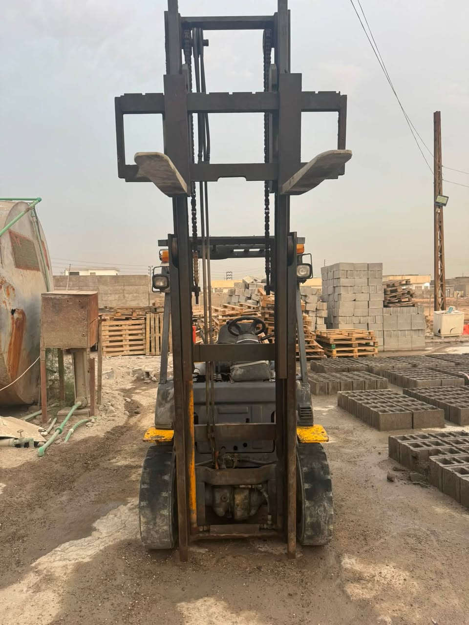 رافعة كوماتسو طنين ونصف ثلاث حركات جاهزة شرط العمل السعر ٦٠ ورقة.العنوان.  البصرة شط العرب. 
***********
