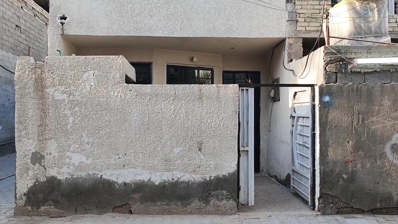 مشتمل 80 متر للبيع بداية منطقة سبع قصور قبل السيطرة ثالث فرع على اليسار  فرع حسينية الامام الرضا ع  كافة الخدمات بيه / للاستفسار اتصل على الرقم ***********
