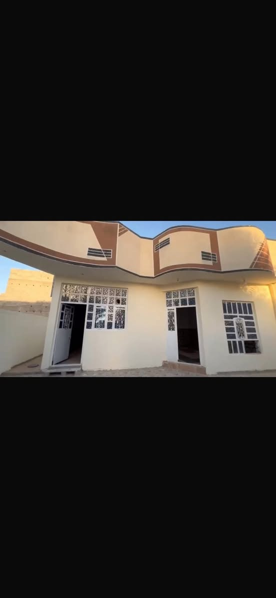 دار سكني مساحه 200 متر طابو ملك صرف منطقه برغه قريب من الشارع العام رقم القطعه 405 بسعر مناسب لاستفسار اتصل بل رقم ***********
