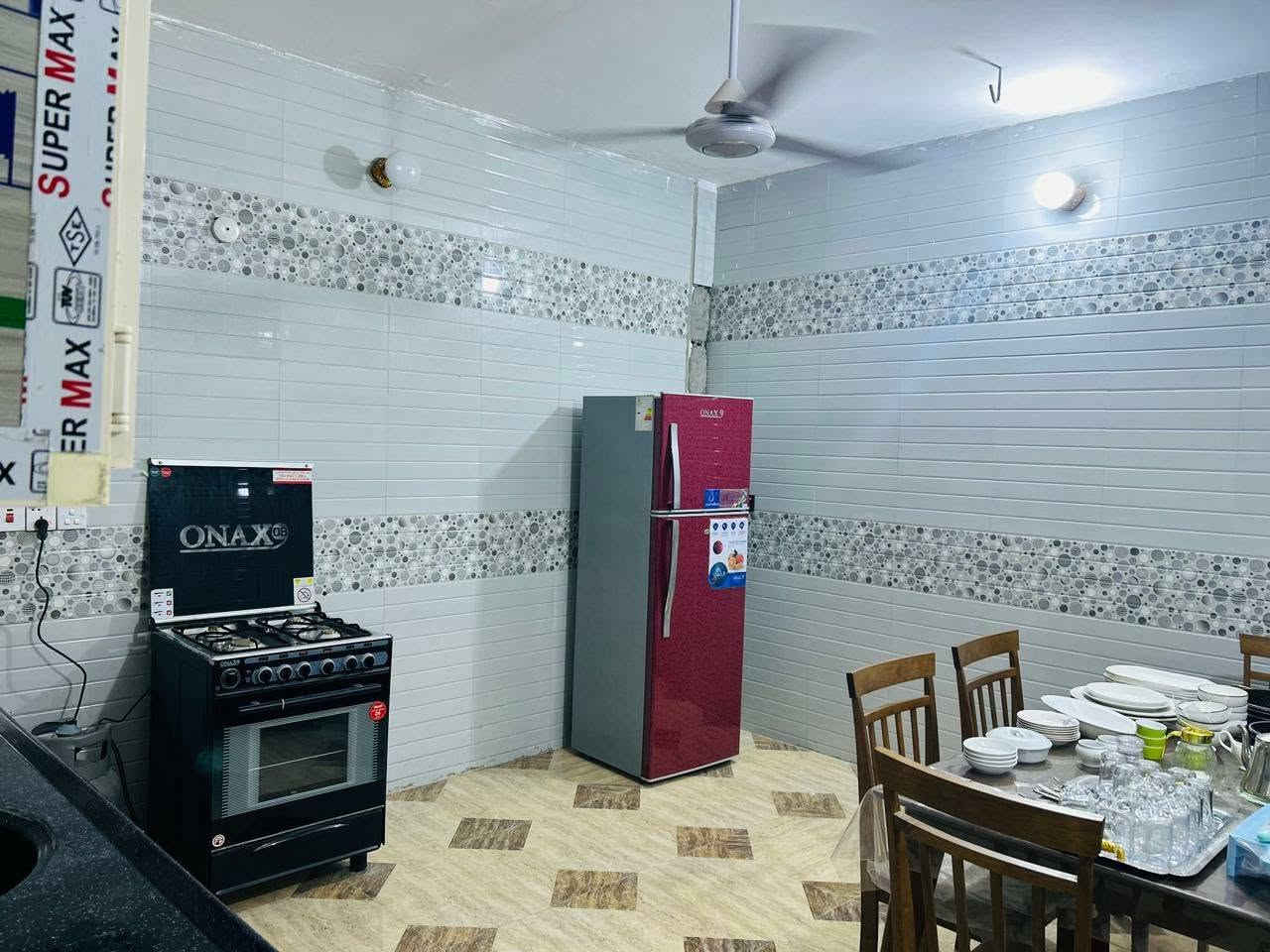 🏠 شقق للإيجار خلال أيام الزيارة
تتوفر شقق نظيفة ومريحة للإيجار خلال فترة الزيارة، مناسبة للعوائل والزائرين، وتتميز بـ:
• غرفتين نوم واسعة ومؤثثة تحتوي على سبع أسرة.
• مطبخ وحمام مجهزان.
• صالة كبيره و مؤثثة بأثاث جديد.
• مجهزة بمكيفات جديدة.
• متوفر ماء وكهرباء.
• تقع في حي الروضتين و تبعد ١٠ دقائق عن باب الرأس الشريف. 
• مساحة الشقة 145 متراً مربعاً.
• متوفرة حاليا 4 شقق.
• تحتوي العمارة على مصعد.
📅 الحجز متاح من الآن، والأولوية للحجز المبكر.
للاستفسار والحجز، يرجى التواصل عبر الرسائل الخاصة أو الاتصال على الرقم: (***********).
