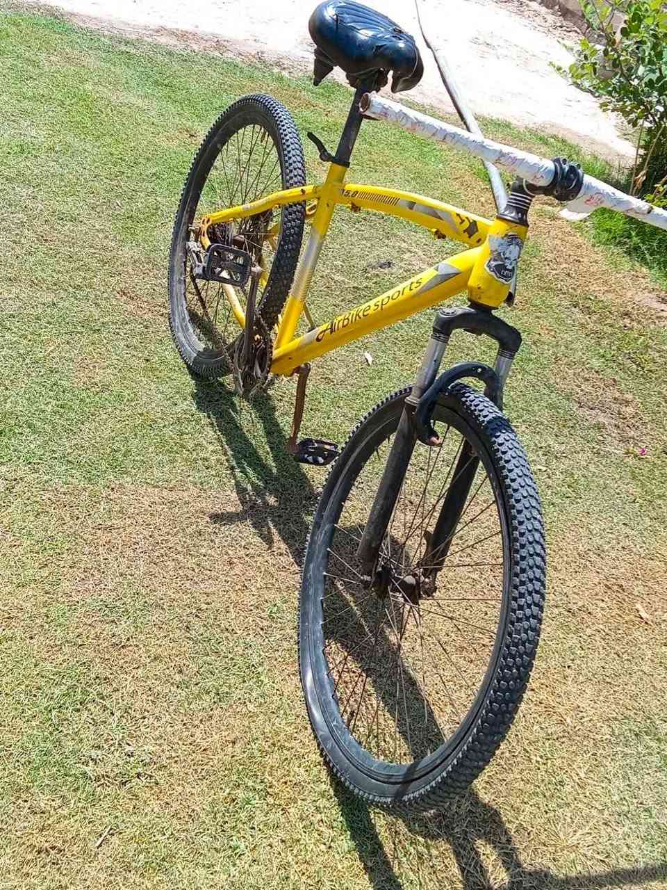 سلام عليكم  
دراجه هوائيه جبليه  [ Mountain Biks MTB  ] 
اللون:  اصفر 
الاطار  :  ألمنيوم/ معدني 
حجم   : 26Ang 
العجلات  :  اطارات عريصه بنقشه جبليه مناسبه للطرق الترابيه 
السرعه  :  7 خلفي / 3 امامي 
دبلات  :  شغاله 
بريك   :  دسگ 
السعر  :  60 وبي مجال 
العنوان  : بابل / جبله 
الاستفسار  :  *********** 
واتساب  :  *********** / ممتواج ؏ فيس
