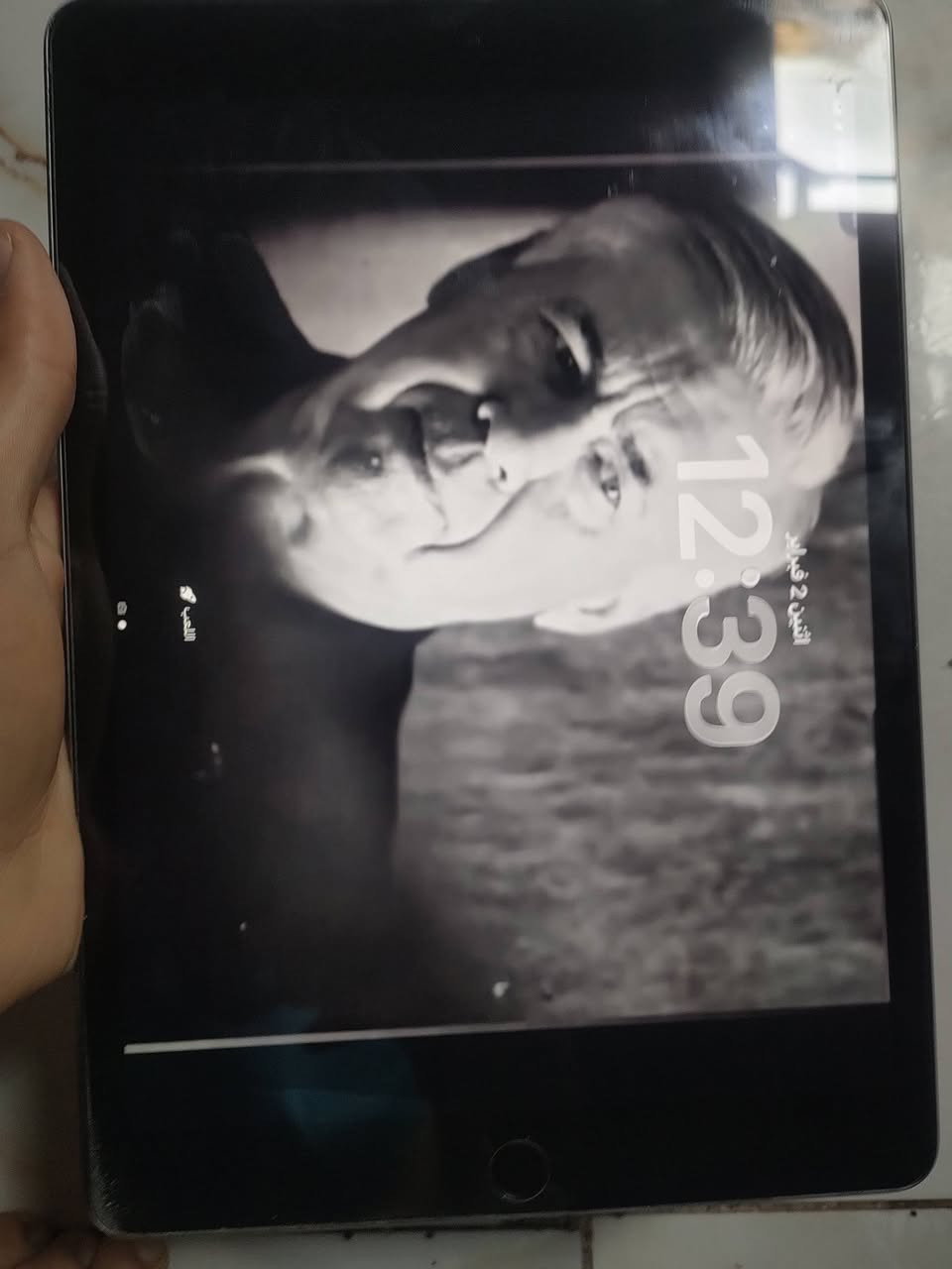 ايباد 9 ذاكره : 64 

مامفتوح ولا مبدل بيه ايشي 
نضيف كلش . بيه لزكه وكفر وشاحنه موجوده 

بطاريته كلش مامتعوبه ومحافض عليه 

مكفول من كلشي . السعر : 225 بيه مجال حگ جيه 

عنواني ناصرية : مركز : ***********
