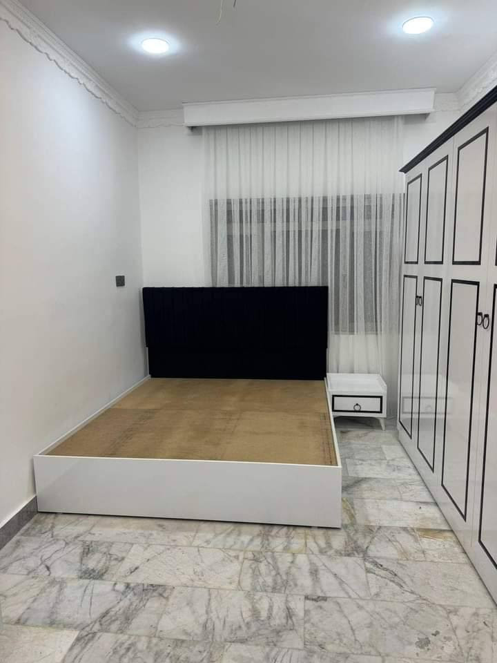 مرحبا زبائننا الكرام هذا مجرد نموذج 🌟فقط منصه
عدنا تشكيله كبيره من غرف النوم
موديلات، ألوان، وأسعار تناسب الكل
👉 شوف باقي الغرف بالحساب
نجاره خلف العنزي  للاثاث ونقل داخل مجاني  للحجز ***********
