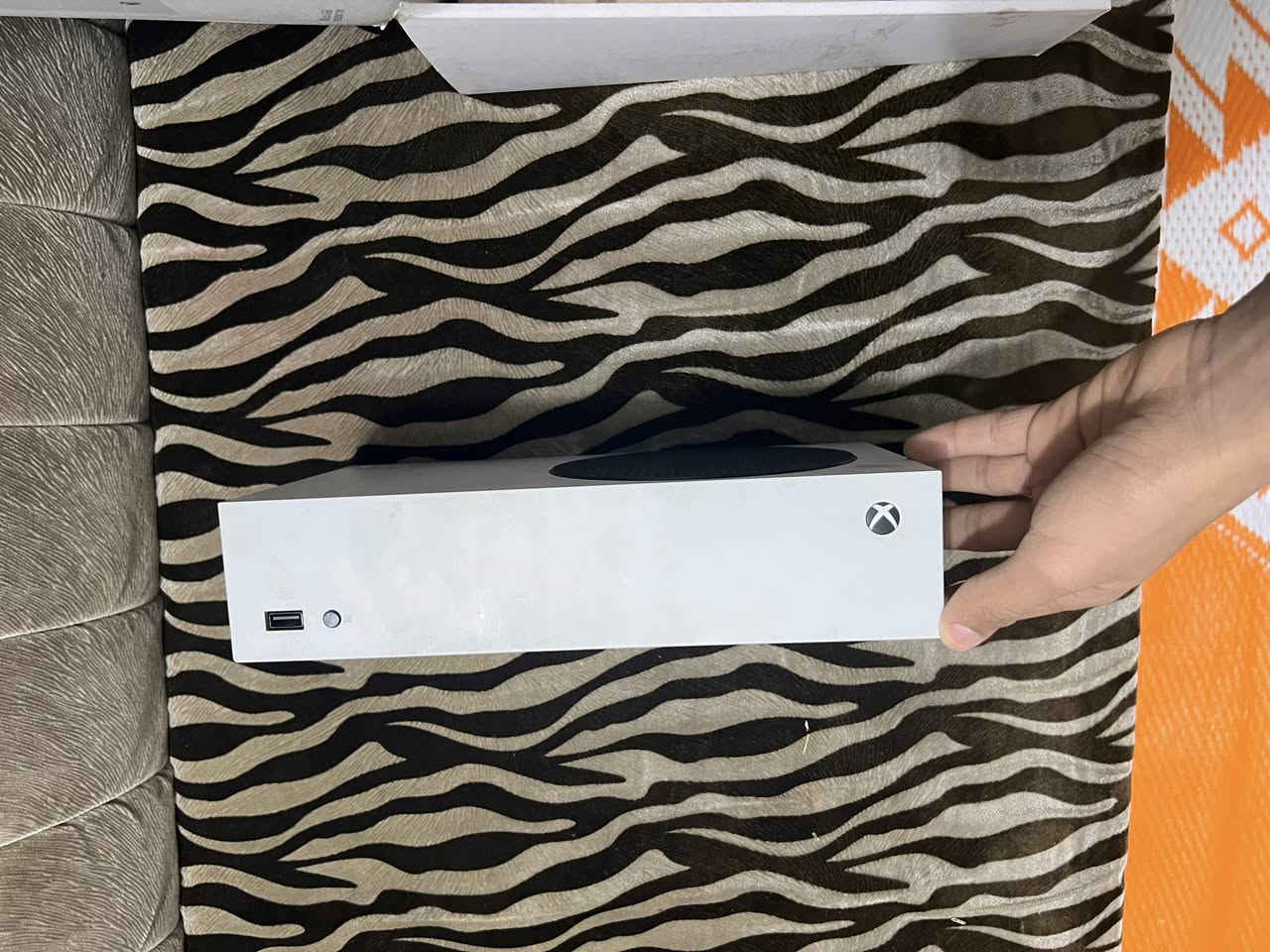 السلام عليكم بلي اكس بوكس سيريس إس بلي مامستعمل بس 3تشهر مع كيم بأس شهر مع يده لأصليه وأيده 2السعر 385وبي مجال


**إذا كنت صاحب هذا الإعلان وتريد حذفه لأي سبب، رجاءا أرسل رسالة إلى الدعم الفني**