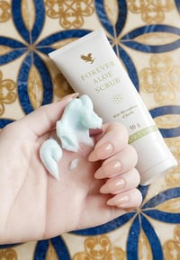 مقشر طبيعي • يزيل الرؤوس السوداء • تفتيح المناطق الحساسة