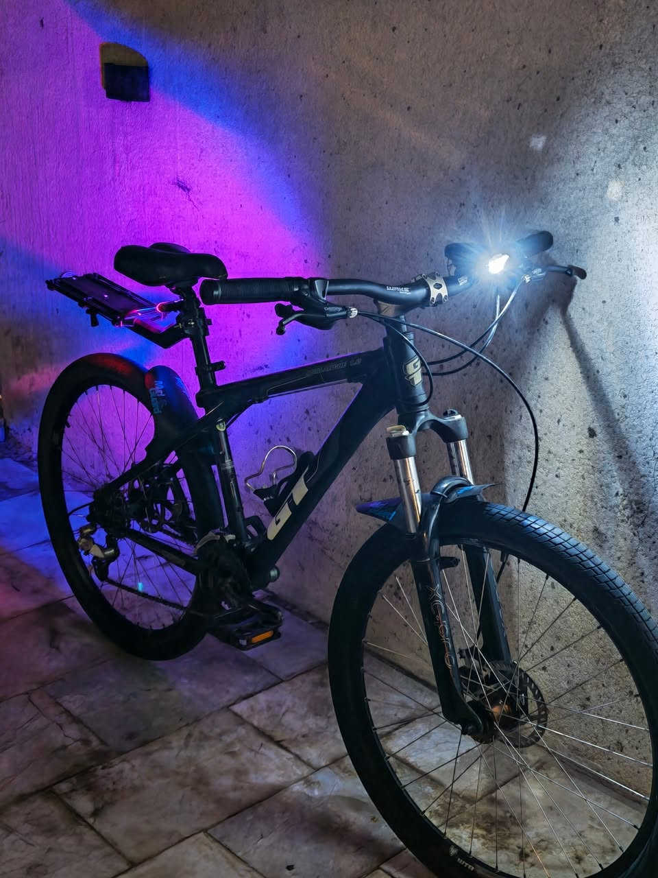 السلام عليكم 

#اصحاب_الذوق 

دراجة من شركة #Gt   #جيتي  الأمريكية الغنية عن التعريف 

الدراجة #اورجنال_الاصلي   #orginal 

المعدن #ألمنيوم  #aluminum (فافون)

6061سبيكة 

المكاين (عكرب +النقال) #ديور  #deore LX
 
بدالات شاشة حديث دفع سحب #ديور #deore  شيمانو 3×8

حجم الويل 26 

القياس 47 

 تايرات كتان مسح #kenda #كيندا  

ويالة   المنيوم طبقتين ثقيل تتحمل اوزان عالية من #WTB 

بريكات دسك شيمانو دبل 

دبل فتح قفل #xc.pro

صينية وعكس #truvativ 

ستاند ياباني #minoura大垣レーシング 

بي سستم اضاءة كامل لايت 3 اوضاع وهورن 5 اصوات وبك لايت متعدد الالوان 

بي سيباية نظام كمبليونه سهله الفتح والشد 
سرج طبي ممتاز الاصلي 

🔴البايك مفحوص سيطرة نوعيه حسب المواصفات المعتمده دولياً 

فول نظافه وسلاسه وسرعه 🤩🥳 

كامل من كلشي ماتصرف عليه ربع 

السعر 250 الف فقط 

تتوفر خدمة توصيل في بغداد وجميع المحافظات 
#معرض_الاندلس_للدراجات_الهوائية 

#المتعة_على_عجلتين 

 البصرة الجنينة شارع المصلحة
***********
‏‪0774 015 1056‬‏
