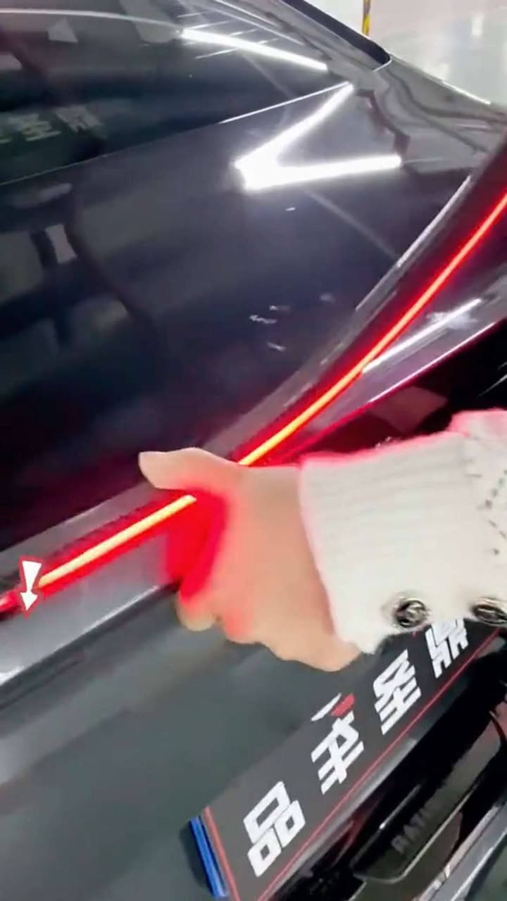 حول شكل سيارتك بثواني !
سبويلر LED مرن بتصميم كاربوني فاخر يركب ع اي سيارة بدون ادوات معقدة 
اضاءة قوية تلفت النظر وتزيد امان قيادتك اثناء الليل 
مرن ..ينثني .... يناسب كل انحناءات السيارة بسهولة
مقاوم للحرارة والمطر والغبار جاهز لكل الضروف 
ترقية بسيطه 🔥 لكن تغير شكل سيارتك 180 درجة
السعر 24 الف دينار  يوجد توصيل كافة المحافضات 
للحجز ( ***********) واتساب فقط
