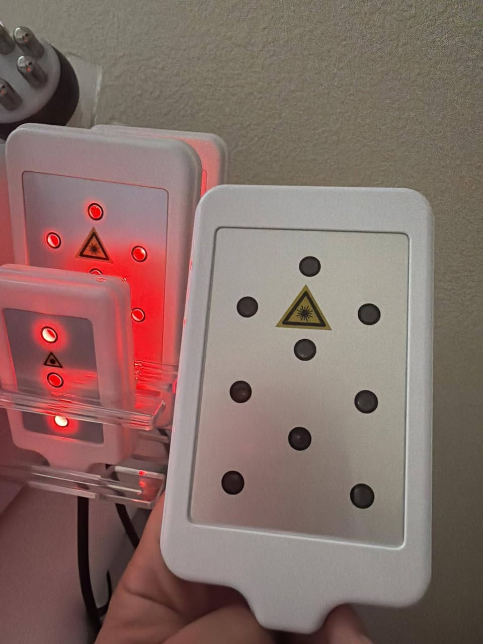 السلام عليكم
هاي طلعت بالامازون
 كلهن 7 قطع 
السعر  كلهن ١٠٠ الف
هذه هي منصات الليزر (Lipo Laser Pads) المستخدمة في أجهزة نحت الجسم وتكسير الدهون.الوظيفة: تُوضع هذه اللوحات على الجلد لتسليط أشعة ليزر منخفضة المستوى لتحفيز الخلايا الدهنية على إطلاق محتوياتها ليتم حرقها لاحقاً.المكونات: تحتوي اللوحات على صمامات ثنائية (Diodes) تنبعث منها أشعة الليزر، وغالباً ما تُستخدم في أنظمة تنحيف متعددة التقنيات.الاستخدام: تُعد جزءاً من إجراءات غير جراحية لنحت الجسم، وتساعد في تقليل الدهون في مناطق مثل البطن، الخصر، والفخذين
التواصل  خاص
***********
