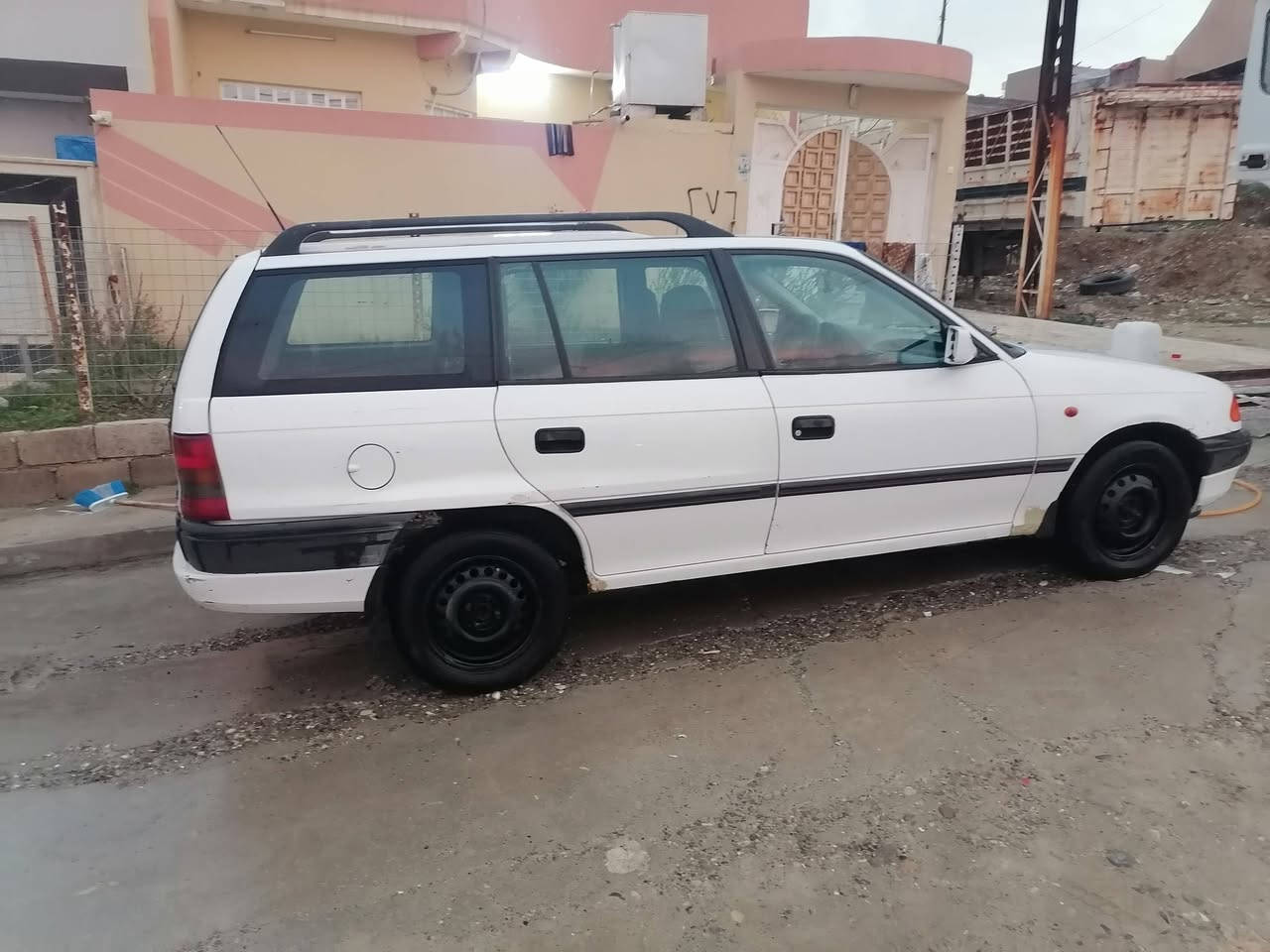 سلام عليكم ستره لبيع مديل 95 سياره بلاديه بدون دوايرو دوسات ما مصلحه طخم تاير مكينه بيه بخار شراي يتصل ***********
