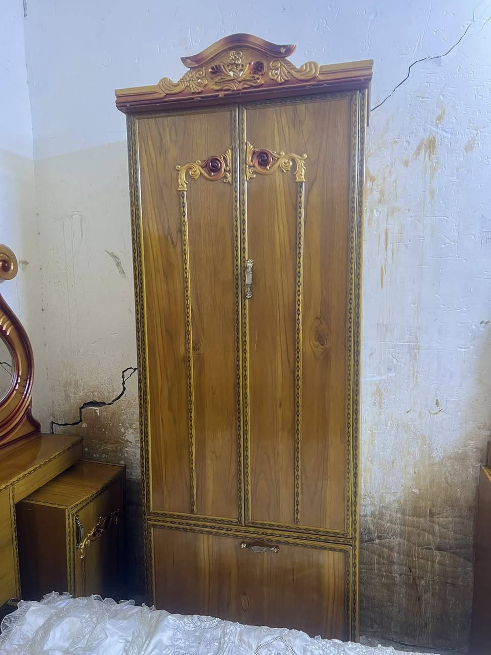 غرفه أخشاب مستعمله نضيفه اخت الجديده استعمال قليل خمس أبواب محلق ضهر جرجوبه براغي  الزاويه كنتوريه مديل نفخ مقوس السعر 650بغداد الاتصال ***********متواجد واتساب اكو توصيل بكروه
