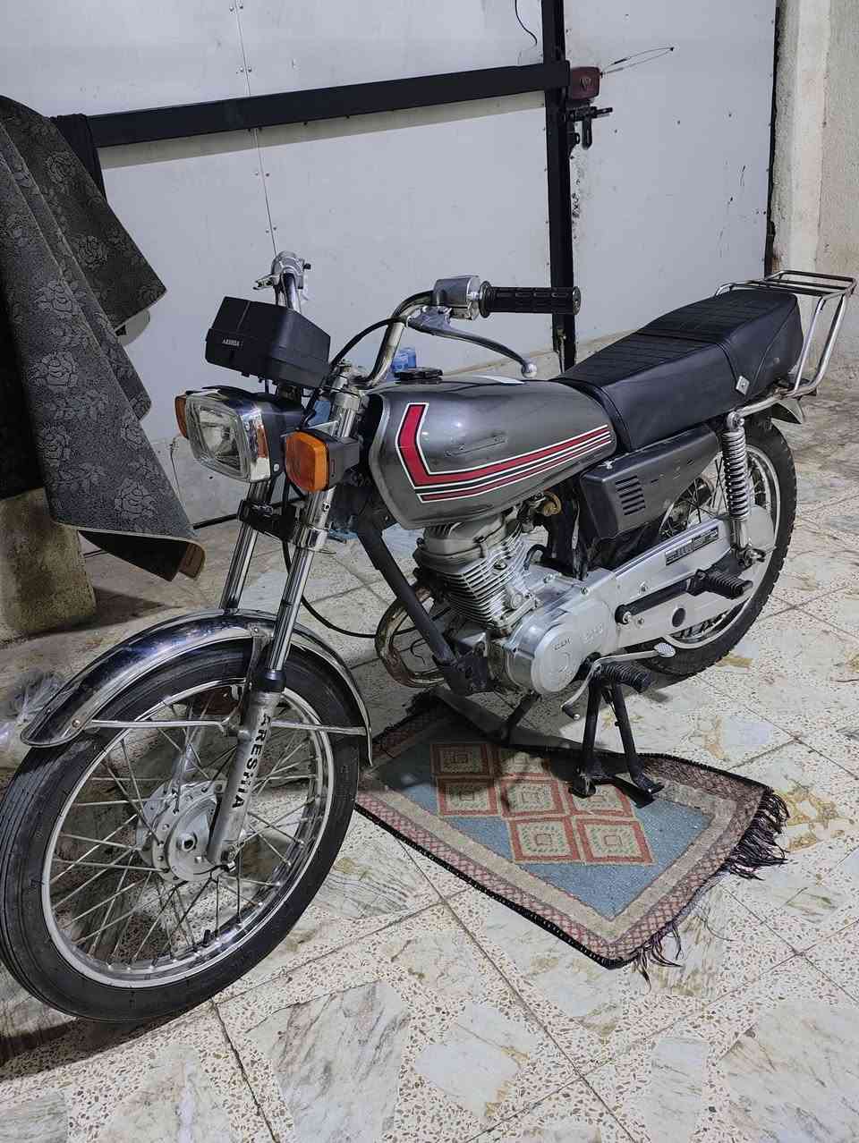 للبيع اربعه كير  19 ارشه مكينه وشاصي اصولي
مكينه نضيفه كهربائيات كله جديد ضفيره جديده 
شاصي لاطك ولا لحيم جديد
 سعر الدراجه 550 وبيه مجال قليل 
 المكان كوت داموك
***********
لحد يطبلي يكلي شكد سعر ودزلي صوره سعره كبالك ول صور كبالك 
دراجه اصولي اصولي مايعجبك السعر روح دور سكنر ب 700
