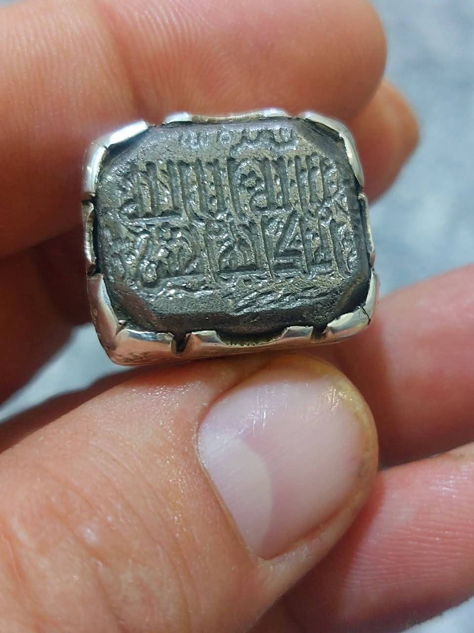 #يا #الله من منتقنياتي الخاصه حديد صيني ابيض طبيعي خط ابو علي العجيمي   منقوش بيومه وبساعته  جلالات ولا اله الا الله الملك الحق المبين  بالكوفي 👉 حجره راقيه ومنكوله  *********** ☎️  البيع 👉✌️ حجر راقي وحديد ابيض طبيعي قديم  مجرب اليقضا الحجاه والحفض وتسهيل المور العامه ودخول على السلاطين وتغلب على الأعداء  
جزء من فوائد الحديد الصيني 👇👇👇👇🎥
《《《#فوائد #التختم #بالحجر #الصيني 👉✌️
سورة الحديد قوله تعالى : (وأنزلنا الحديد فيه بأس شديد ومنافع للناس وليعلم الله من ينصره ورسله بالغيب إن الله قوي عزيز ). صدق الله العظيم فلم يقل ربنا
منفعة بل قال منافع . الحديد الصيني معروف عند المختصين من تجار الأحجار الكريمة .. ولكي يكون الحجر ذو فاعلية يجب أن يكون منقوشا ، بالنقش المعروف الخاص بهذا الحجر .. ويفضل التختم به عند الحاجه لدخول
المحاكم او المجالس كي تنفذ كلمة صاحبه والحجر الصيني انواع عدة فالأسود هو المشهور و هناك الابيض و منه الملون ايضا و هو يختلف عن حجر المغناطيس
وروي أنه أتى رجل إلى الامام الصادق (ع) فقال : يا سيدي ! أني خائف من والي بلدة الجزيرة ،وأخاف أن يعرفه بي أعدائي ، ولست أمن على نفسي ، فقال (ع) : استعمل خاتماً فصه حديد صيني " والبسه في ساير ما يصعب عليك من حوائجك ، واذا خفت أذى أحد من الناس فالبسه ، فإن حوائجك تنجح ومخاوفك تزول كذلك إذا علقه على المرأة التي تعسر عليها الولد ، فإنها تضع بمشيئة الله وكذلك من تصيبه العين فإنها تزول . وقد اكتشف في زمننا هذا ان الحديد الصيني حجر قيم لطرد الشحنات السالبة والكهرو مغناطسيه عن الشخص بحيث انه يشتت الشحنات الضارة في المجال الذي يكون فيه وكذا يستخدم للقوه ايضا ....ولكن له طريقه لحمله بحيث انه قوي لا يستطيع الشخص على تحمل طاقته فيحصل له تغيرات من توتر في الاعصاب وغير ذلك. واحذر عليه من النجاسات ودخول الحمام والخلاء ، وأحفظه فإنه من أسرار الله عز وجل وحراسته
