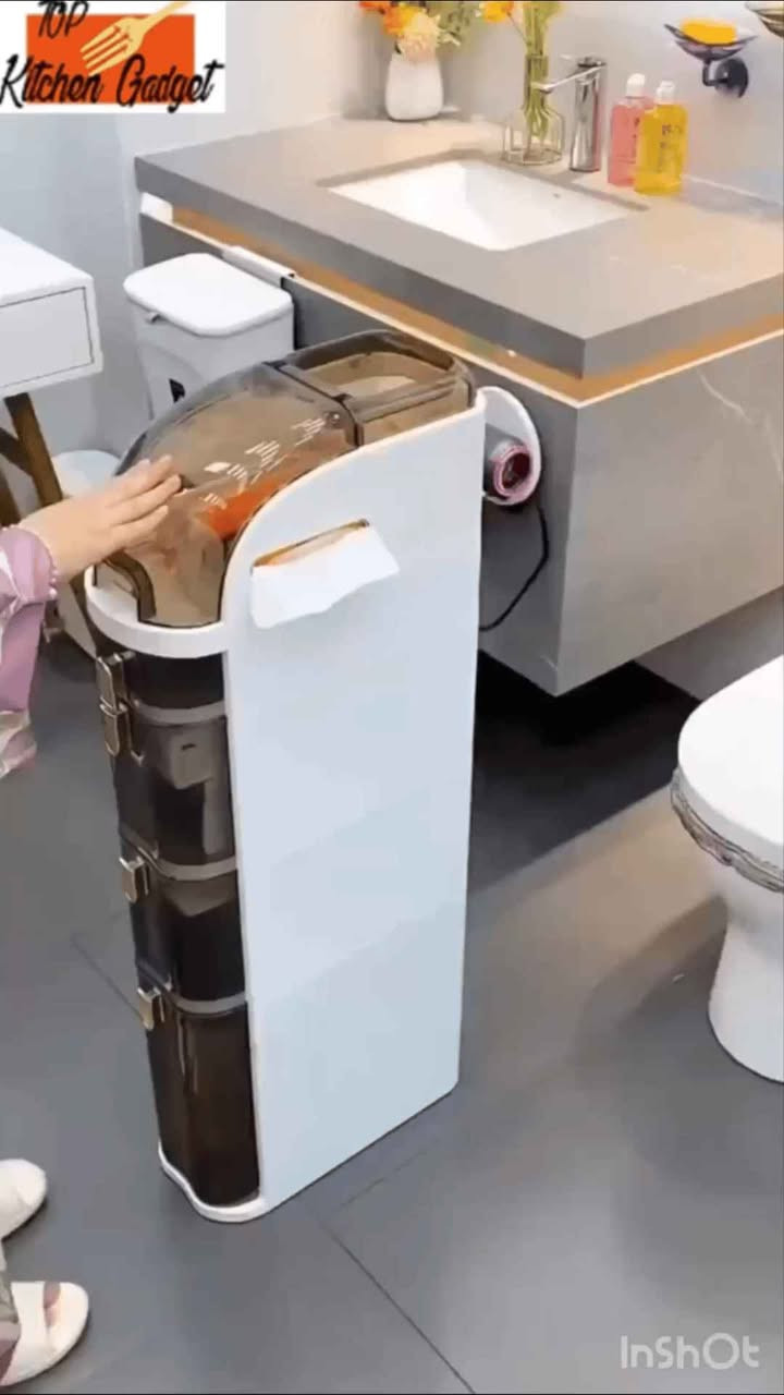 🛑 محتارة بالهوسة والفتحات الضيقة بالبيت؟ الحل صار يمچ!
كل بيت عراقي بيه هاي "الفتحة المنسية" بين الثلاجة والحايط، أو بصف الغسالة، اللي بس تجمع تراب.. ليش ما نسويها مخزن ذكي؟ 😎
نقدم لچ "العربة الرفيعة الذكية" – القطعة اللي راح تنقذ مطبخچ وحمامچ من الكركبة!
✨ ليش لازم تكون عندچ؟
تصميم "نمنم": بعرض 18 سم بس! يعني تحشگيها بأصغر مكان وتطلعلچ مساحة تخزين خيالية.
عملية درجة أولى: درجين شفافة حتى تشوفين غراضچ بلمحة، ومقابض معدنية مريحة ما تزحلق من الإيد.
سهلة الحركة: بيها عجلات سفلية، تسحبيها وتنظفين تحتها وترجعيها بثانية.
تتحمل وتعيش: بلاستيك متين وخفيف، مع فتحات تهوية حتى غراضچ (بهارات أو منظفات) تظل بوضع تمام.
🏠 وين تستخدميها؟
📍 بالمطبخ: للبهارات، الزيوت، والمناديل.
📍 بالحمام: للشامبوات، المنظفات، وأدوات العناية.
📍 بغرفة النوم: للمكياج والأغراض الصغيرة اللي تضيع دوم.
🔥 العرض الأقوى (لفترة محدودة!)
💰 السعر: 50 ألف دينار فقط!
🚚 التوصيل مجاني لكل مناطق بغداد.
توصيل المحافظات: 52 ألف فقط (شامل التوصيل للبيت).
البيت المرتب يبدأ بخطوة ذكية.. احجزي مالتچ هسة قبل ما تخلص الكمية!
📞 للحجز والاستفسار، اتصلوا بينا أو راسلونا واتساب:
[***********] بغداد, العراق
