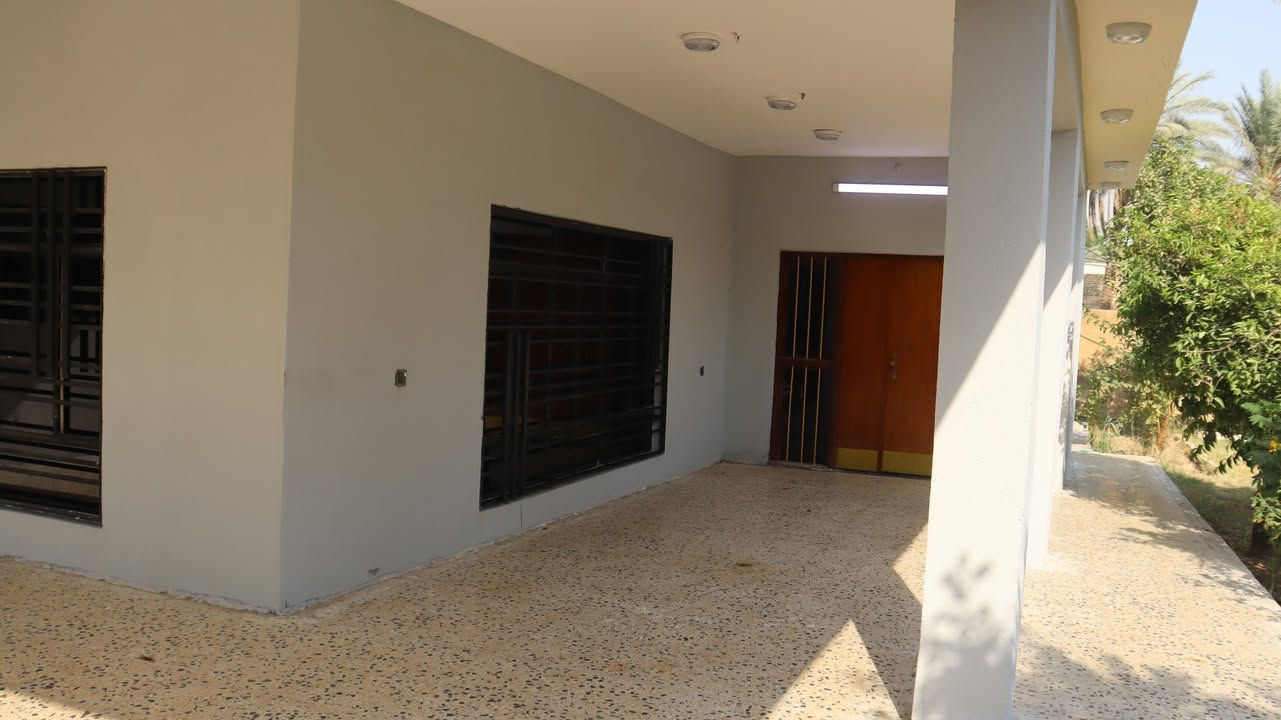 بيت للبيع 
طابو زراعي مساحة ١٣٠٠ متر  تحتوي على اشجار حمضيات وفواكه ونخيل
مساحة البناء ٣٦٠ يحتوي الطابق الاول على ٤ غرف نوم + استقبال + هول + مطبخ+ مجمع صحيات 
الطابق الثاني يتكون من غرفتين نوم + مطبخ وصحيات بالأضافه الى درج خارجي 
ويحتوي البيت على حديقة امامية + حديقة خلفية  كراج يتسع ل  ٤ سيارات بالإضافة إلى صحيات خارجية واجهة البيت ٢٥ متر يقع في منطقة المدائن قرب مطعم البستان قريب من الشارع العام المنطقة كاملة الخدمات ماء ومجاري وكهرباء البيت طابو زراعي سند ٢٥ حق التصرف وبه أجازة بناء وورقة كهرباء وماء مسجل ويتحول السند بأسم المشتري في طابو المدائن .
للتواصل الاتصال على الرقم ***********
