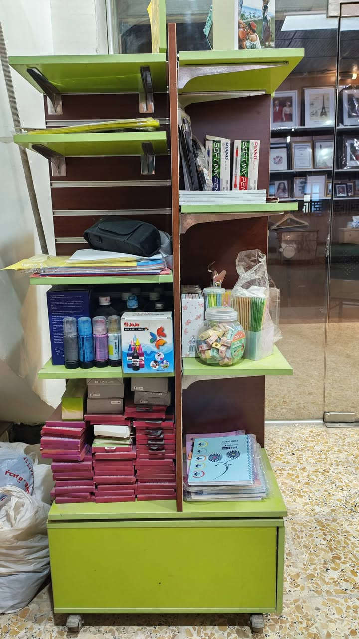 رف خشب تركي ثقيل عمودي فراري متحرك مع عدة رفوف متحركة قابلة للزيادة والنقصان حسب حاجتكم ويحتوي على كومدي بالاسفل يصلح للمكاتب ومحلات الغذائية وغيرها وضع الرف نضيف السعر 130 وبي مجال


**إذا كنت صاحب هذا الإعلان وتريد حذفه لأي سبب، رجاءا أرسل رسالة إلى الدعم الفني**