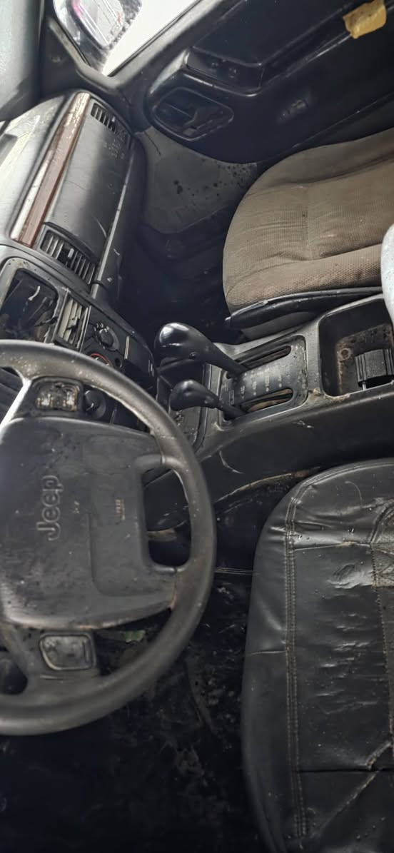 السلام عليكم سياره مال ساحات بدون ارقام
جب شيروكي كير ومحرك شرط 
محرك بطه ثنين ونص
والباقي شوف العين 
السعر 16 وبيهة مجال 
بيع مستعجل 
الاتصال ***********
