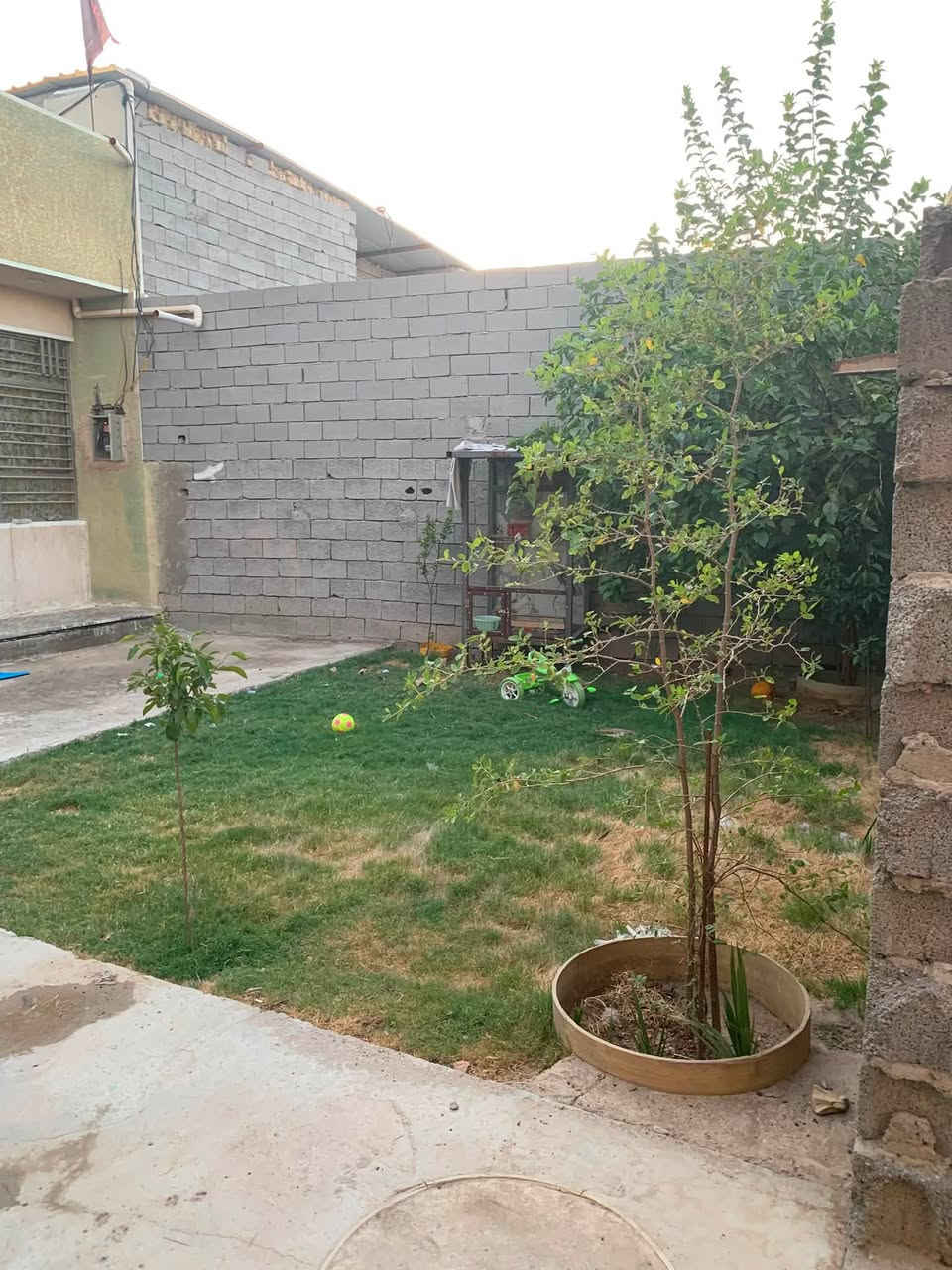 ‏سلام عليكم بيت للبيع مساحة 250 بحي سلام  نوع العقار سند اصفر قريب على ابو راحاب يحتوي غرف نوم اثنين استقبال مطبخ هول بناء جديد 2025 طابق ونص  سعره على خاص ***********
