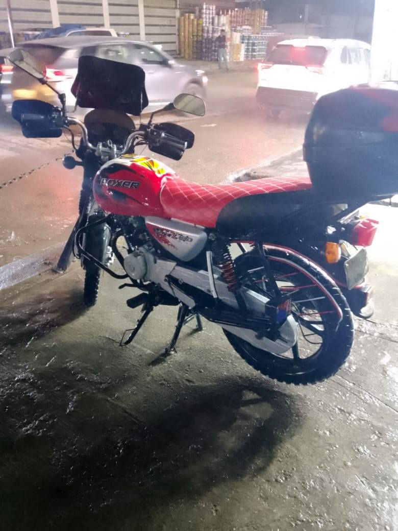 السلام عليكم 
دراجة بوكسر موديل 2020 
الدراجة ب اسمي ( الشركة متنازلة منهه ) داخلة هزة مرور ودافع رسوم بس ينفتح الترقيم ارقم اشد لوحات اوراقهه كامله عدي والمعاملة كاملة 

الدراجة جاهزة وكامله مابيهه نقص 
مكينه كير كلجات كلهه نضيفه 
مكاني بغداد الشعب 
سعرها مليون و100 وبيهه مجال حك الجية 
***********
