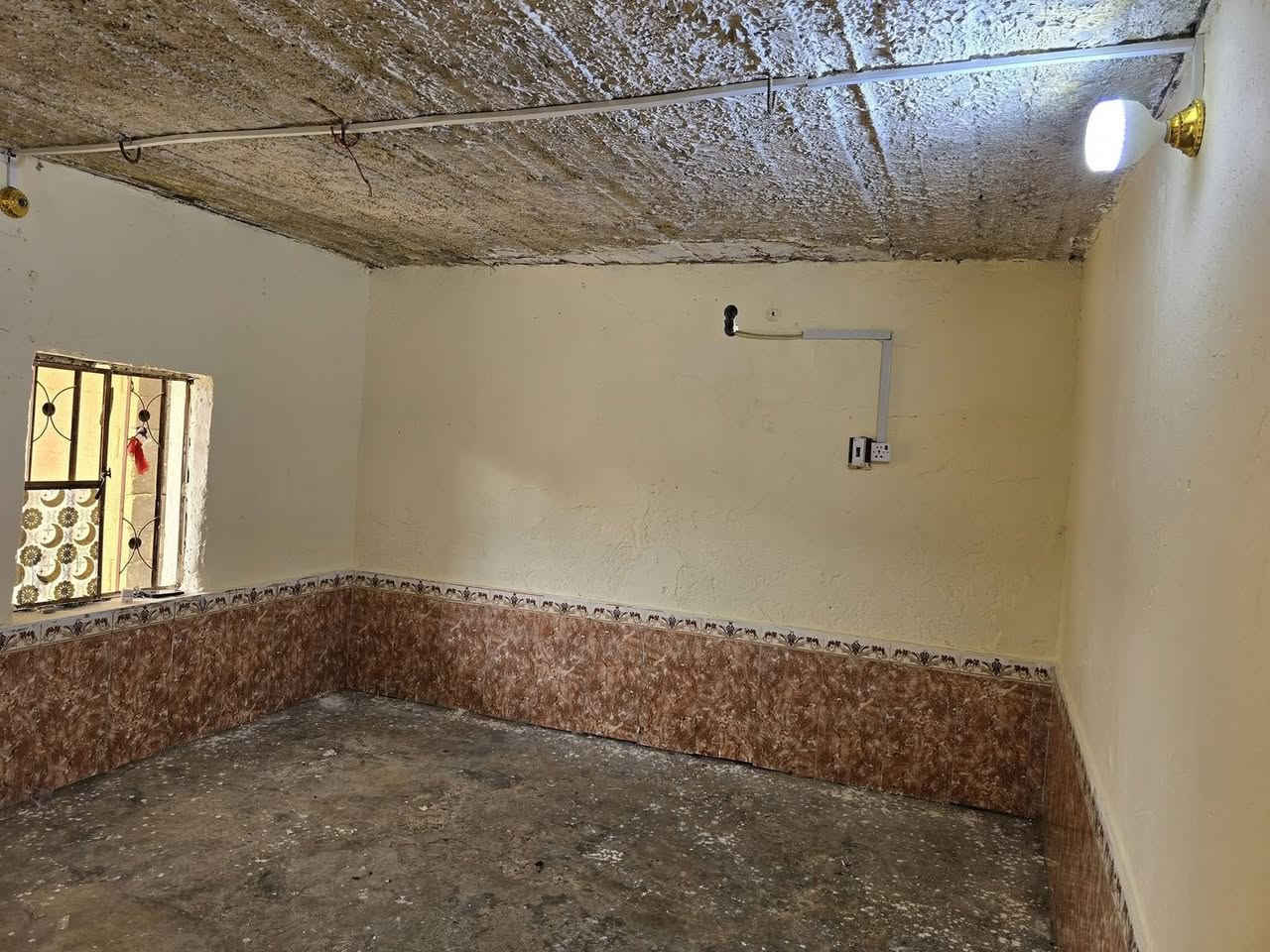 بيت للبيع طابو ملك صرف تحويل ثاني يوم مدفوع ماء وكهرباء  مصفر
عل المستطيل داخل قرب مدرسة غزة وجامع المصطفى 
غرفتين وهول وموزع ومطبخ وحمام وتواليت وديوانية وبالسطح غرفة 
السعر 97مليون وبي مجال بسيط جدا رقم ***********
