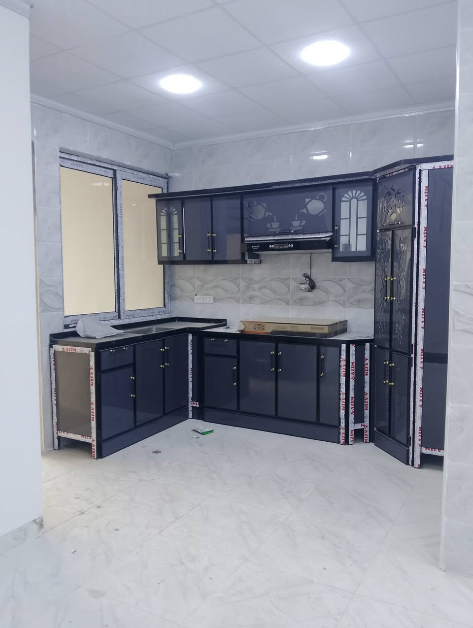 دارين للبيع مساحة الدار الواحد/104/مترمربع واجه 6.5 طابو صرف ب اسم شخص واحد 
بناء طابقين ب اشراف مهندسين فول كاشي فول مواصفات سقف ثانوي نظام تبريد مركزي واجهه ديكور فلين تركي .
_________________________________

مجموع غرف النوم في الطابق الاول والثاني (4) 
مجموع الحمامات والصحيات WC  الغربي في الطابق الاول والثاني (2)
مجموع الصحيات WC الشرقي (1) في الطابق الأول والثاني 
يحتوي على هول كبير في الطابق الاول وهول كبير في الطابق الثاني 
يحتوي كل طابق على مطبخ بارد + مطبخ حار  
يحتوي الطابق الأول فقط على غرفة ضيوف استقبال 
________________________
 العنوان كركوك قادسية الثانية ( خلف غسل الحجي  ) 
للاستفسار اكثر مراجعة مكتب النورين للعقارات والمقاولات او الأتصال على الارقام التالية 
( *********** ) واتس أب
