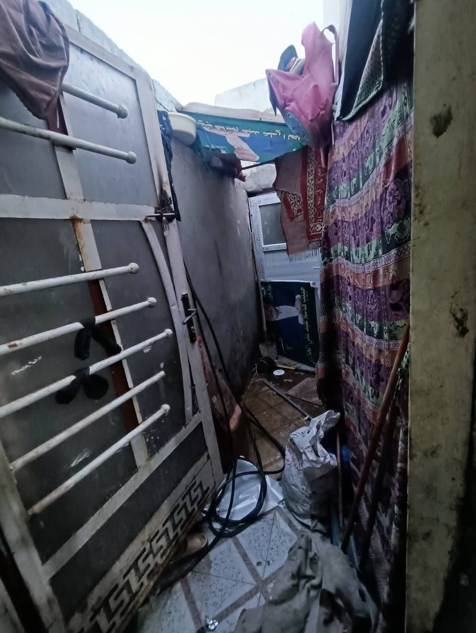 السلام عليكم ورحمه الله وبركاته
بيت بشارع ٨٠ قرب مسجد الرحمن قريب ع شارع العام 
مساحة ١٠٠ م بي غرفتين نوم وصالة وصحيات ومطبخ ومنور داخلي وخارجي مشمول بالتطويب وعدنة ورقة مجلس محافظة الأرضية كلها سيراميك للبيع ب١٤ مليون وبي مجال قليل فقط
***********
