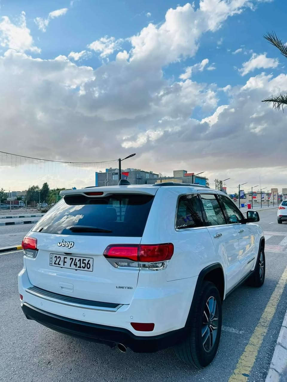 جيب شيروكي  لميتيد 
الموديل : 2020 . (وارد امريكي)
ماشية حالياً 107 
المحرك : V6.  3.6L .
رقم بغداد بأسمي
المواصفات :
* فتحة بانوراما
* شاشه كبيرة 
* المقاعد الامامية كهربائية مع الجلد والتدفئة وتبريد
* نقطة عمياء .
* بانوراما.
* مقود السائق من الجلد  . 
* تدفئة ستيرن . .
* مصابيح امامية زنون . 
* كشافات ضباب بروجكتر زنون . 
* تشغيل عن بعد .
* صندوق كهربائي .
* حساسات خلفية .
* كاميرا خلفية .
* مرايا متحسسه للضوء العالي .  
* بلوتوث تلفون . 
* محدد سرعة . 
* نظام تشغيل واطفاء اوتماتيكي للمحرك للتوفير من صرفالوقود . ( Auto Start System ) .
* 
وبعد بيهة هواي مواصفات. *********** كركوك, العراق
