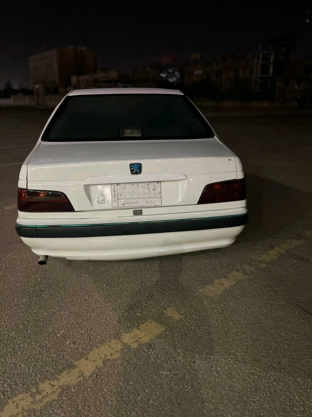 للبيع بيجو 406 نظيفة ومعدلة بشكل مرتب، لون أبيض، شكلها حلو ومهيأة على الذوق. السيارة مبينة محافظة ومناسبة للي يدور سيارة استعمال شخصي أو شكل شبابي مميز. التفاصيل الكاملة موجودة بالتواصل، والسعر حسب الفحص والاتفاق.
