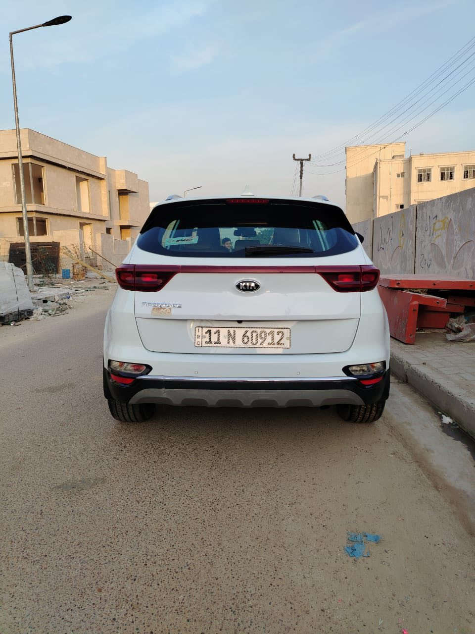 سلام عليكم مكلف بنشر 
كيا سبورتج خليجي موديل 21 ماشيه 83 مكفوله عدا بيه شبر صبغ الباب الخلفي اللي ورا الصدر السياره باسم صاحبها شخصيا رايدها 210 مكان السياره بغداد الكرخ حي الحسين ‭0790 330 2160‬
